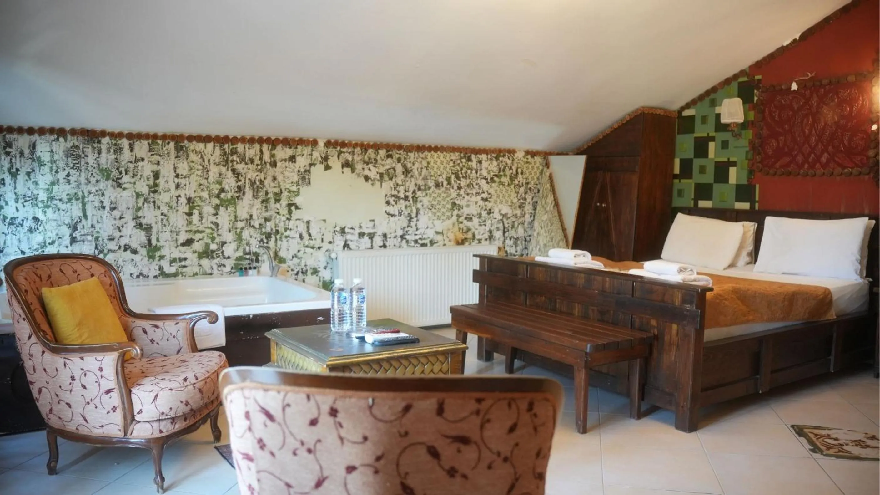 Photo of the whole room, Bed in Treetops Park Hotel