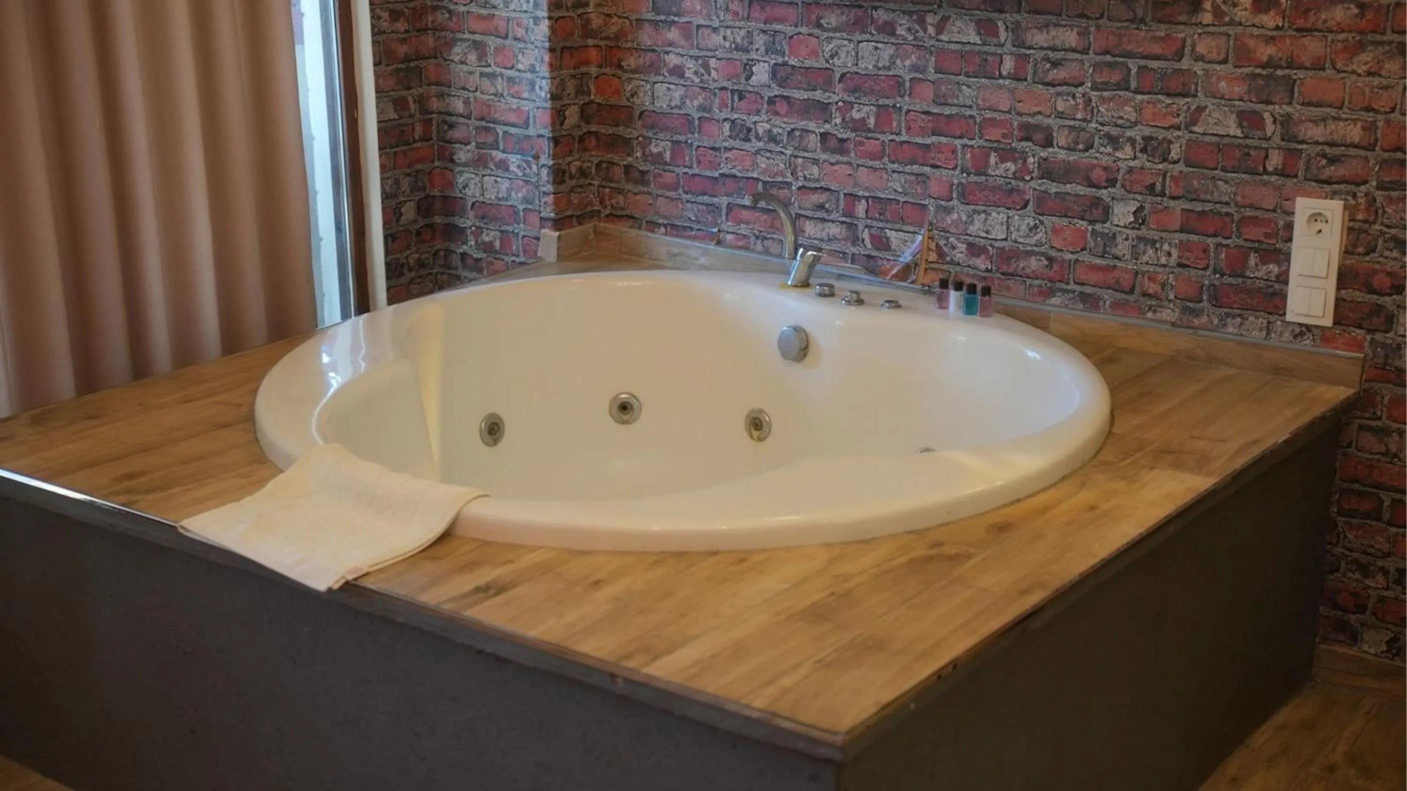 Hot Tub in Treetops Park Hotel