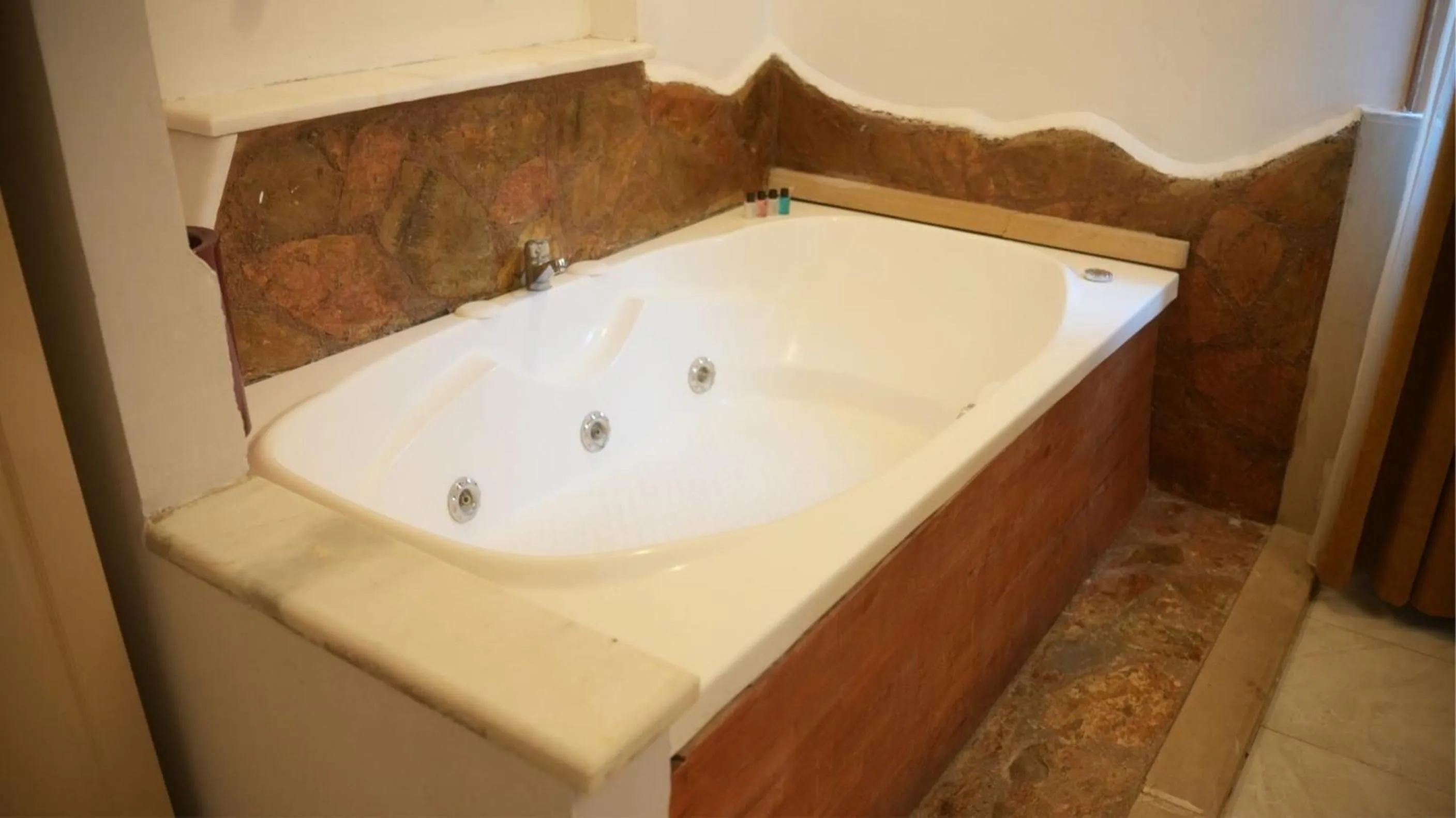 Hot Tub in Treetops Park Hotel