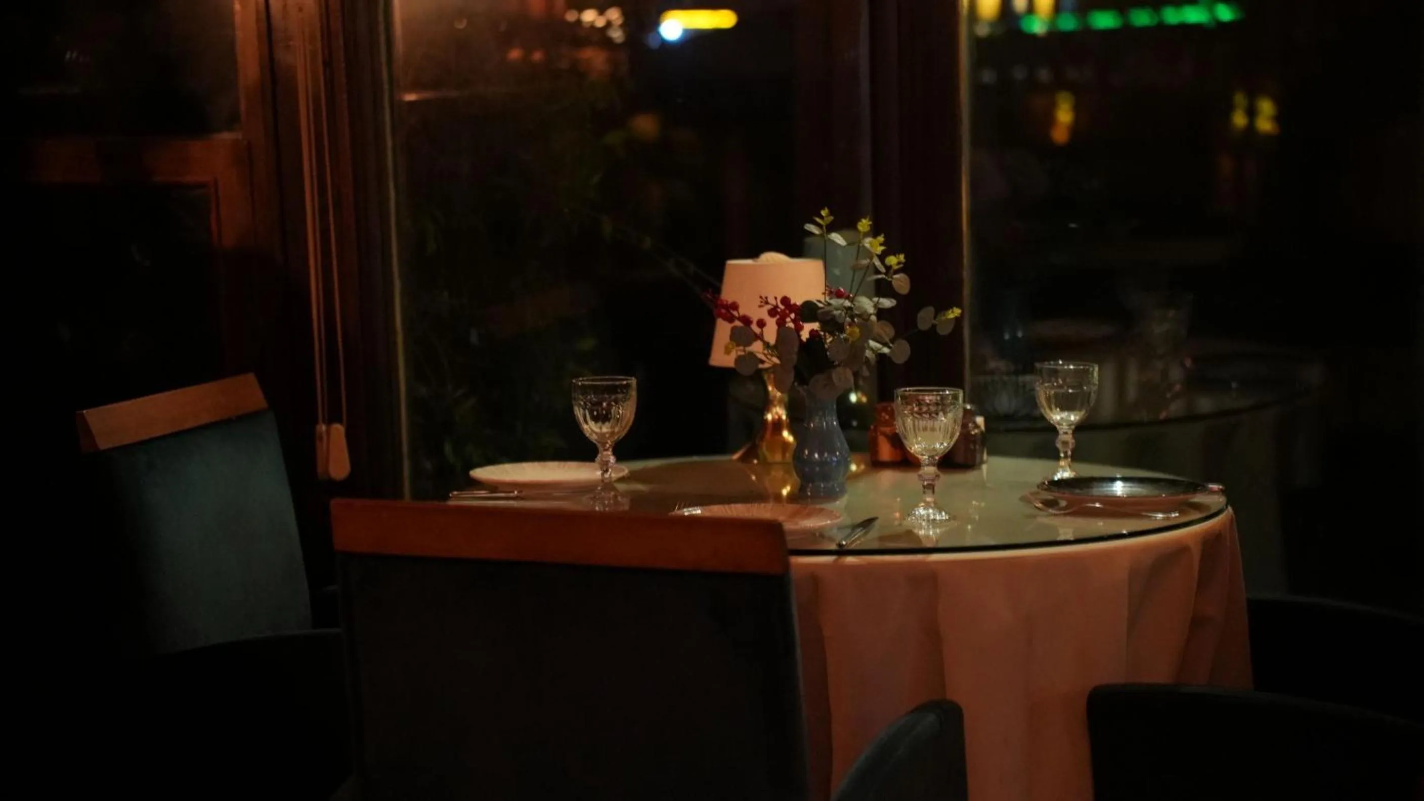 Restaurant/places to eat in Treetops Park Hotel