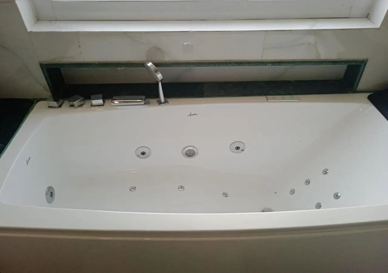 Bathroom in Hotel Saheb's Castle - Best Mountain View & Jacuzzi Suites, McLeodganj
