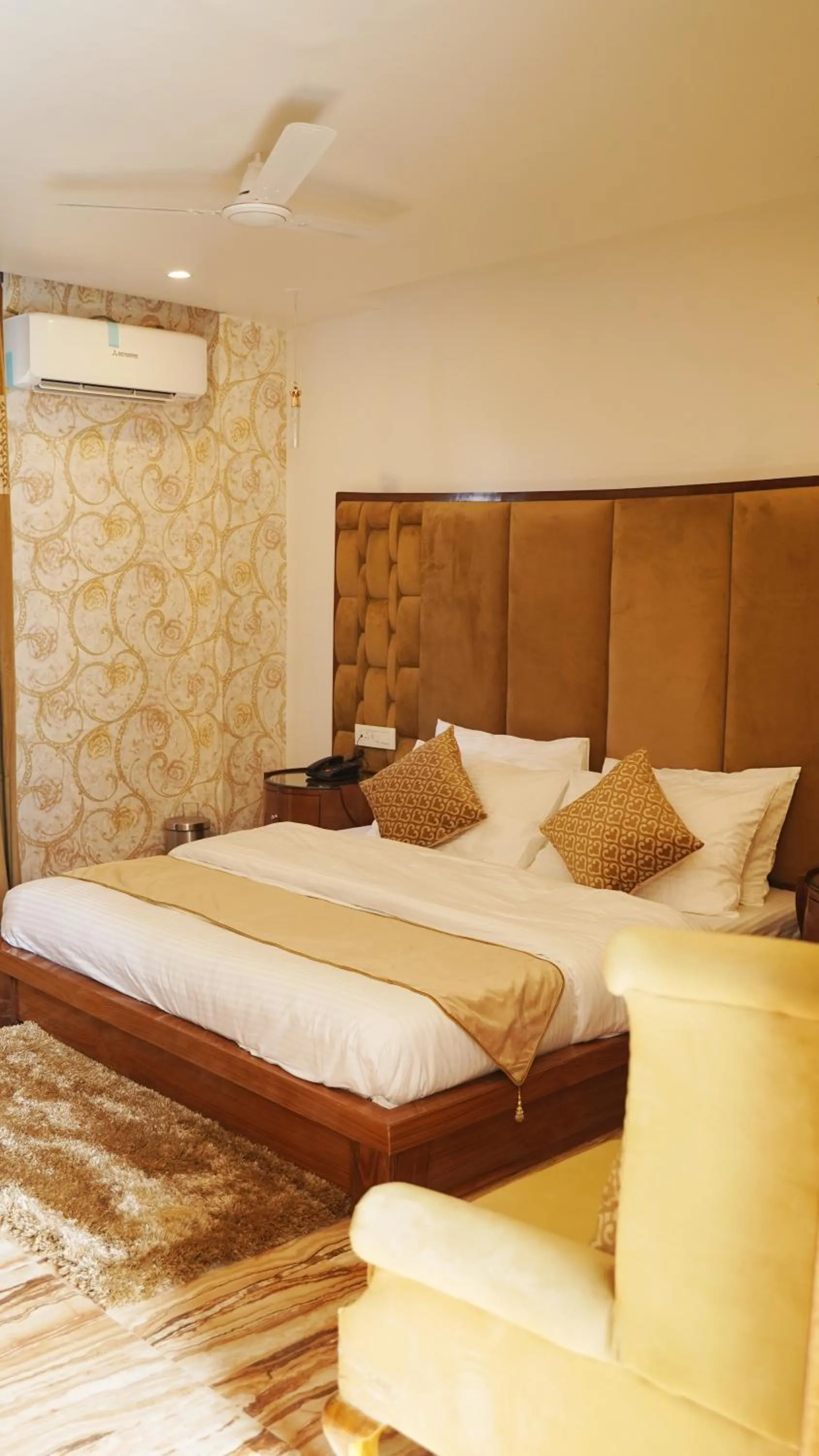 Bed in Hotel Saheb's Castle - Best Mountain View & Jacuzzi Suites, McLeodganj