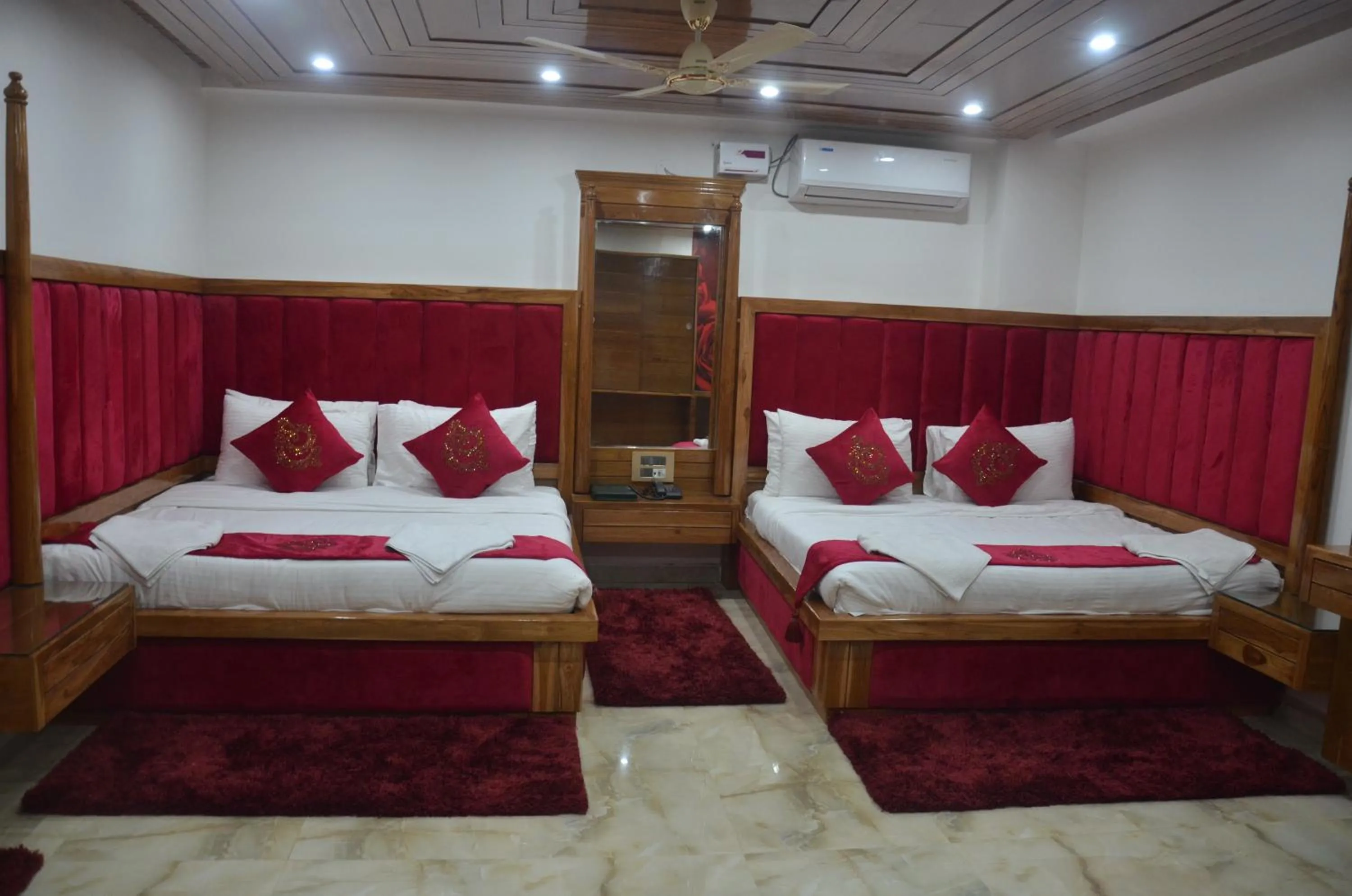 Bed in Hotel Saheb's Castle - Best Mountain View & Jacuzzi Suites, McLeodganj