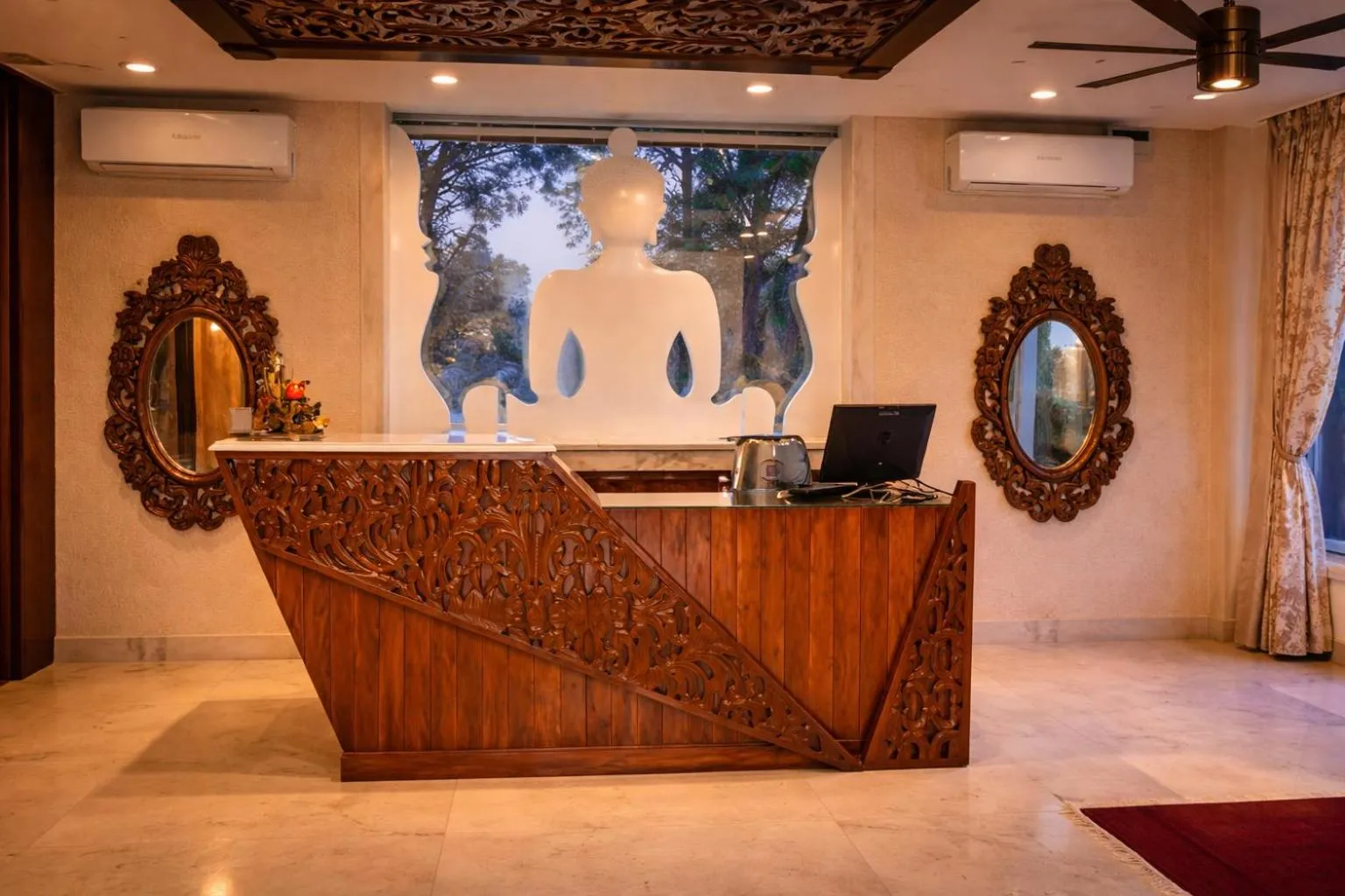 Lobby or reception in Hotel Saheb's Castle - Best Mountain View & Jacuzzi Suites, McLeodganj