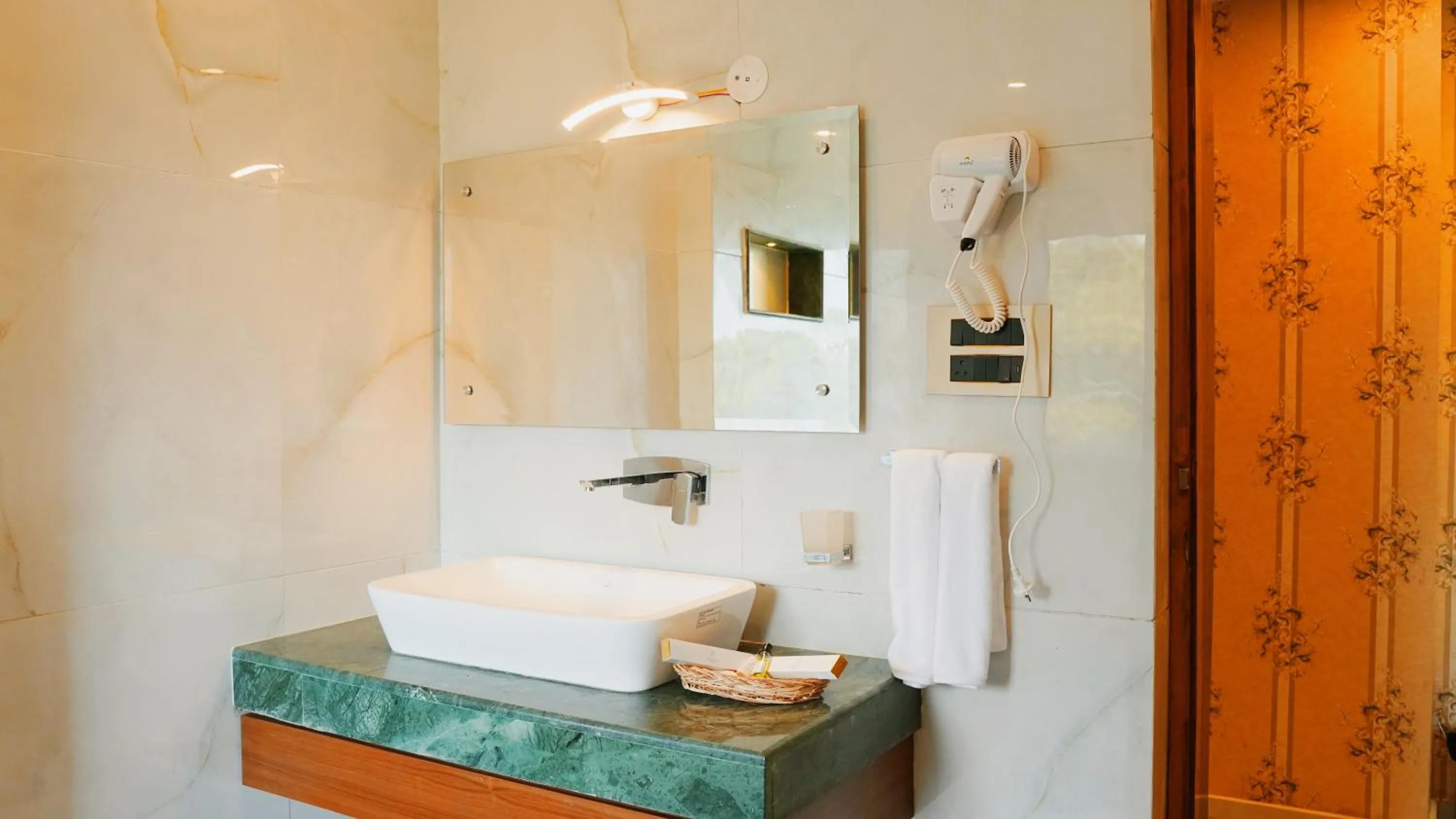 Bathroom in Hotel Saheb's Castle - Best Mountain View & Jacuzzi Suites, McLeodganj