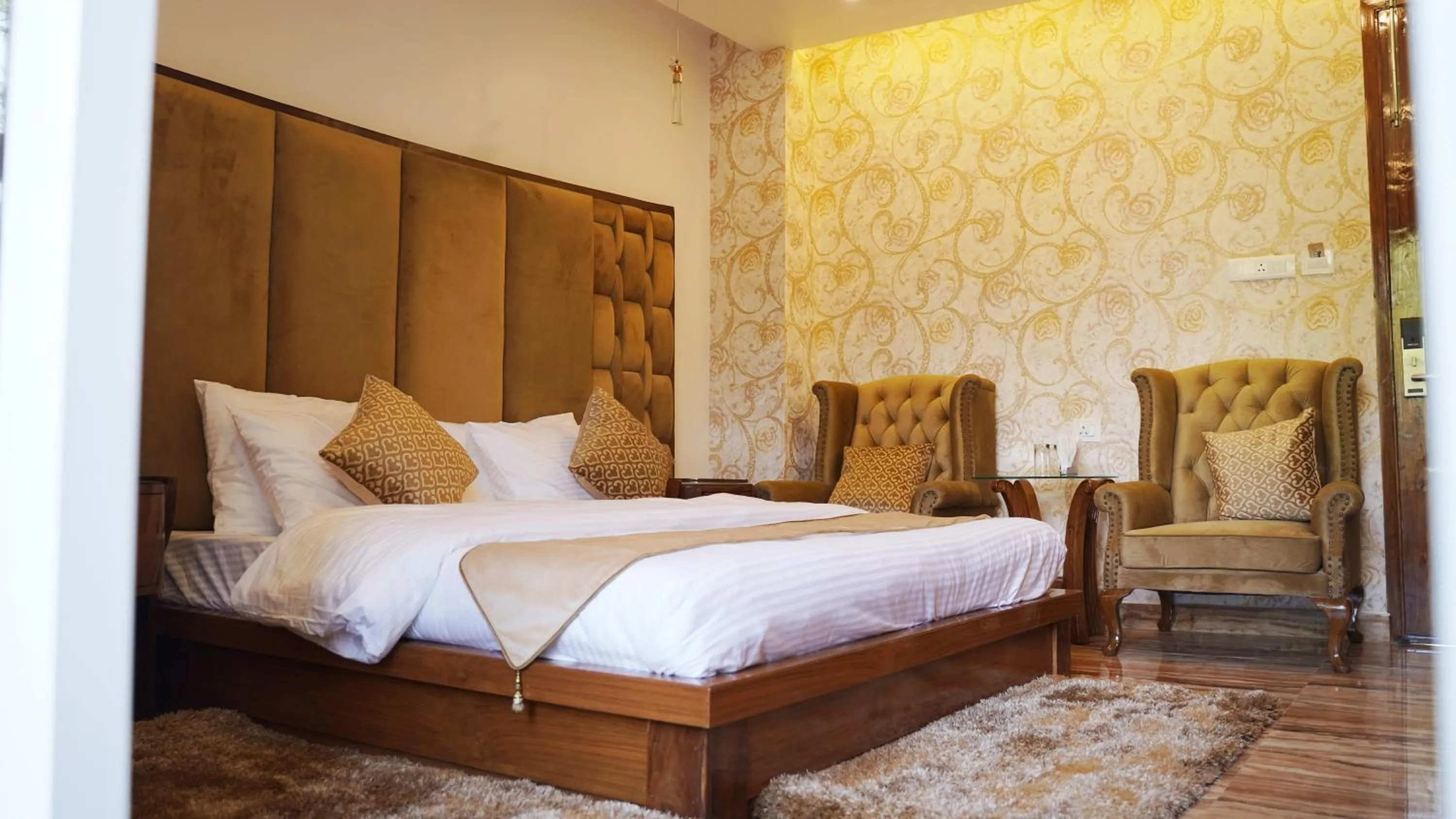 Bed in Hotel Saheb's Castle - Best Mountain View & Jacuzzi Suites, McLeodganj