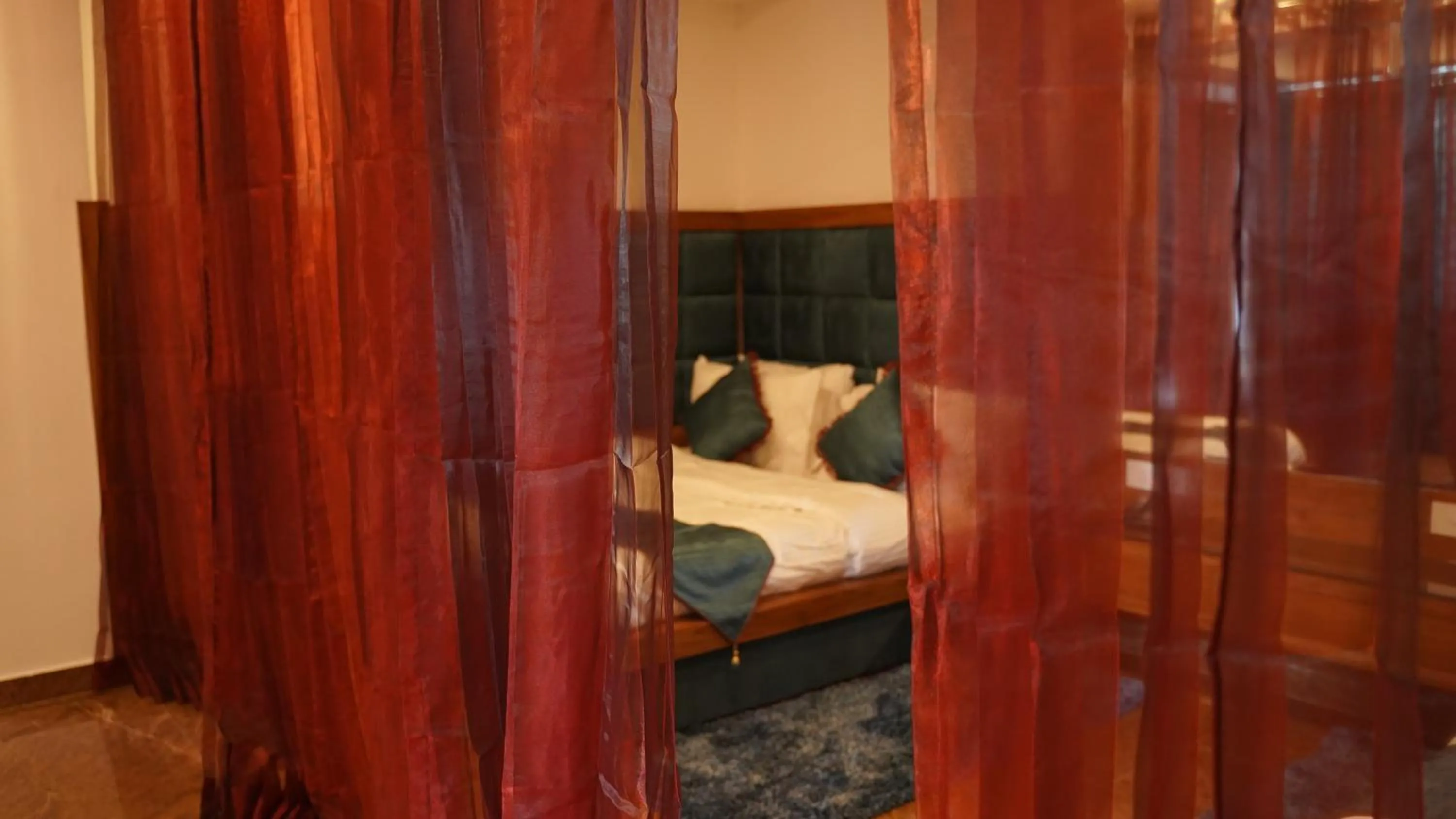 Bed in Hotel Saheb's Castle - Best Mountain View & Jacuzzi Suites, McLeodganj