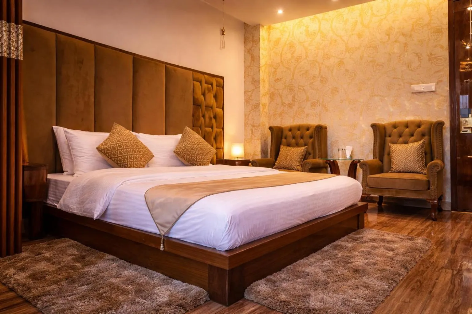 Bedroom, Bed in Hotel Saheb's Castle - Best Mountain View & Jacuzzi Suites, McLeodganj