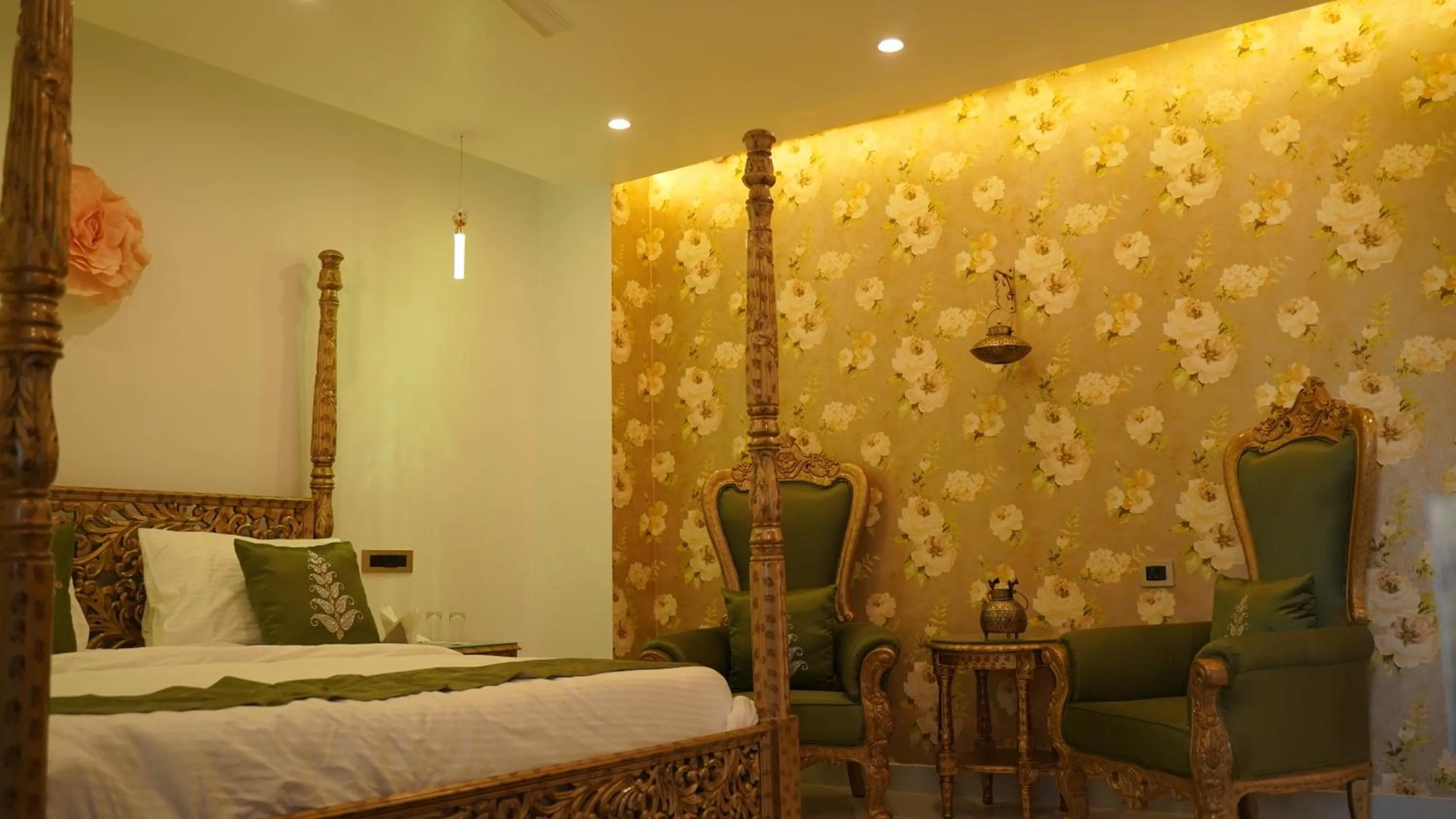 Bed in Hotel Saheb's Castle - Best Mountain View & Jacuzzi Suites, McLeodganj