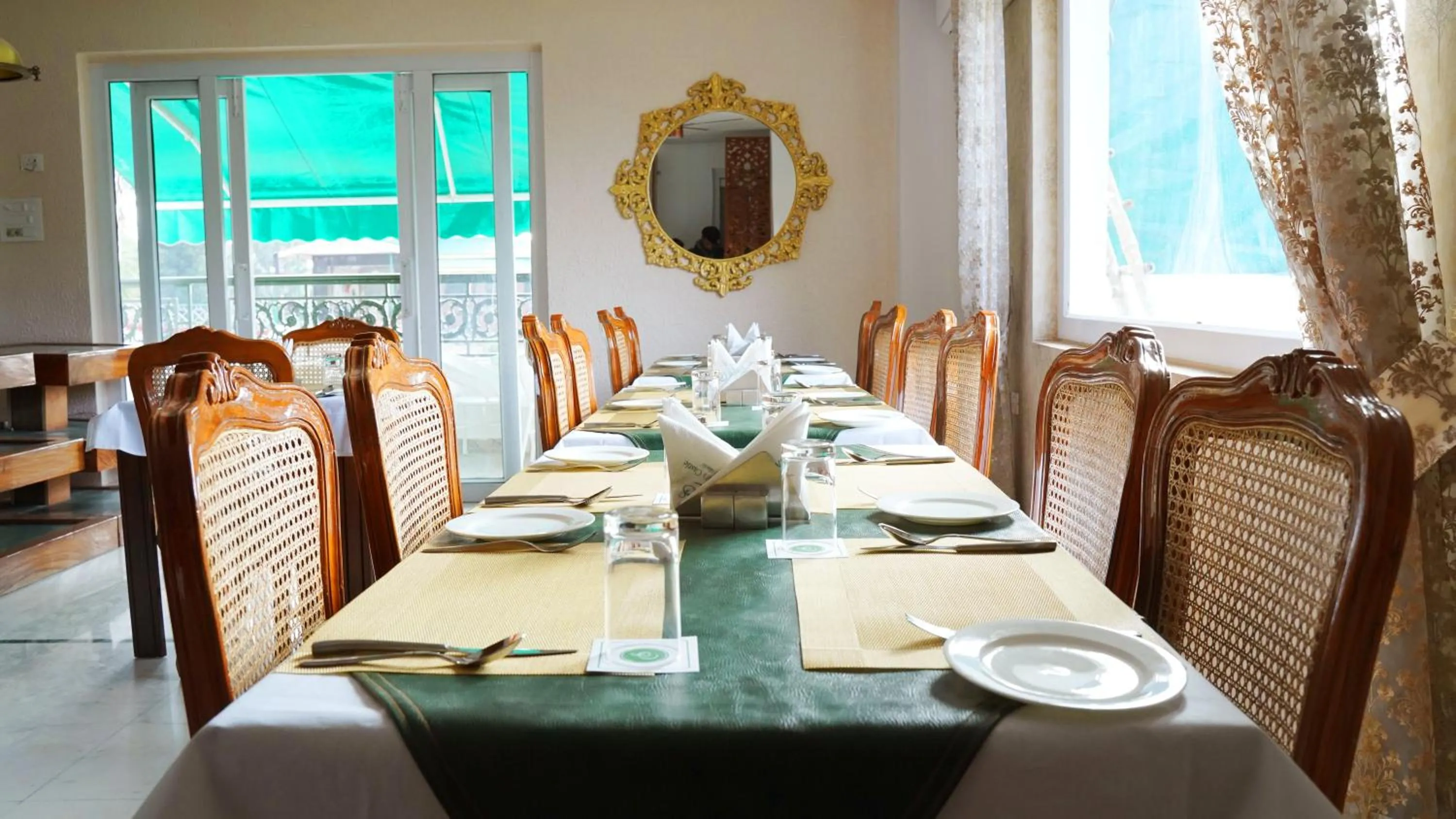 Restaurant/places to eat in Hotel Saheb's Castle - Best Mountain View & Jacuzzi Suites, McLeodganj