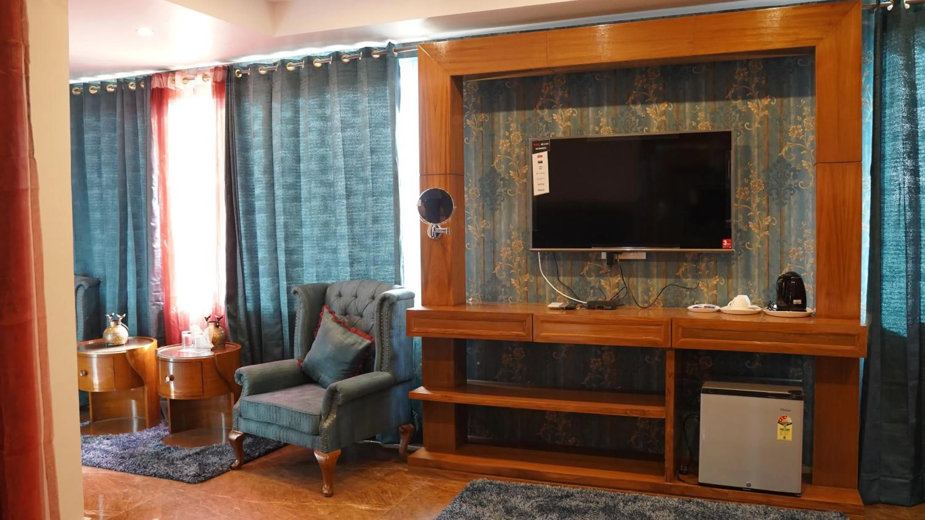 Communal lounge/ TV room in Hotel Saheb's Castle - Best Mountain View & Jacuzzi Suites, McLeodganj