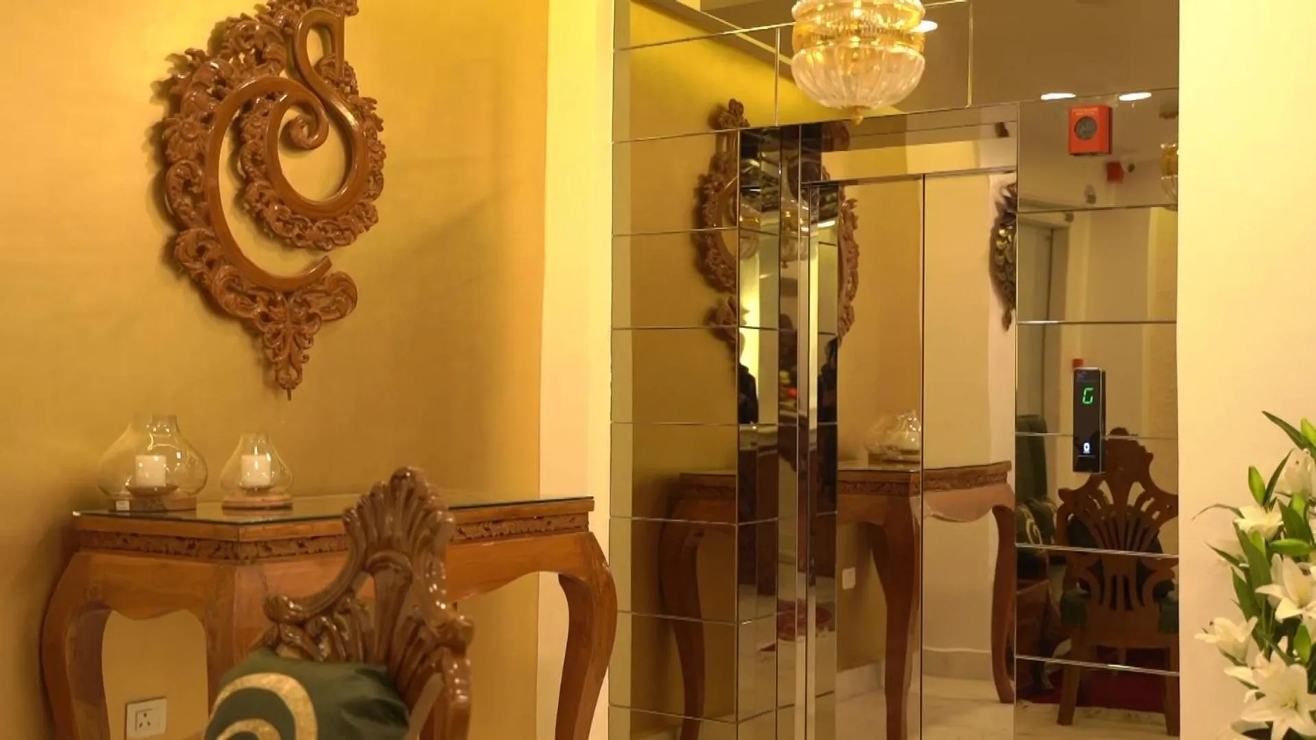 Lobby or reception in Hotel Saheb's Castle - Best Mountain View & Jacuzzi Suites, McLeodganj