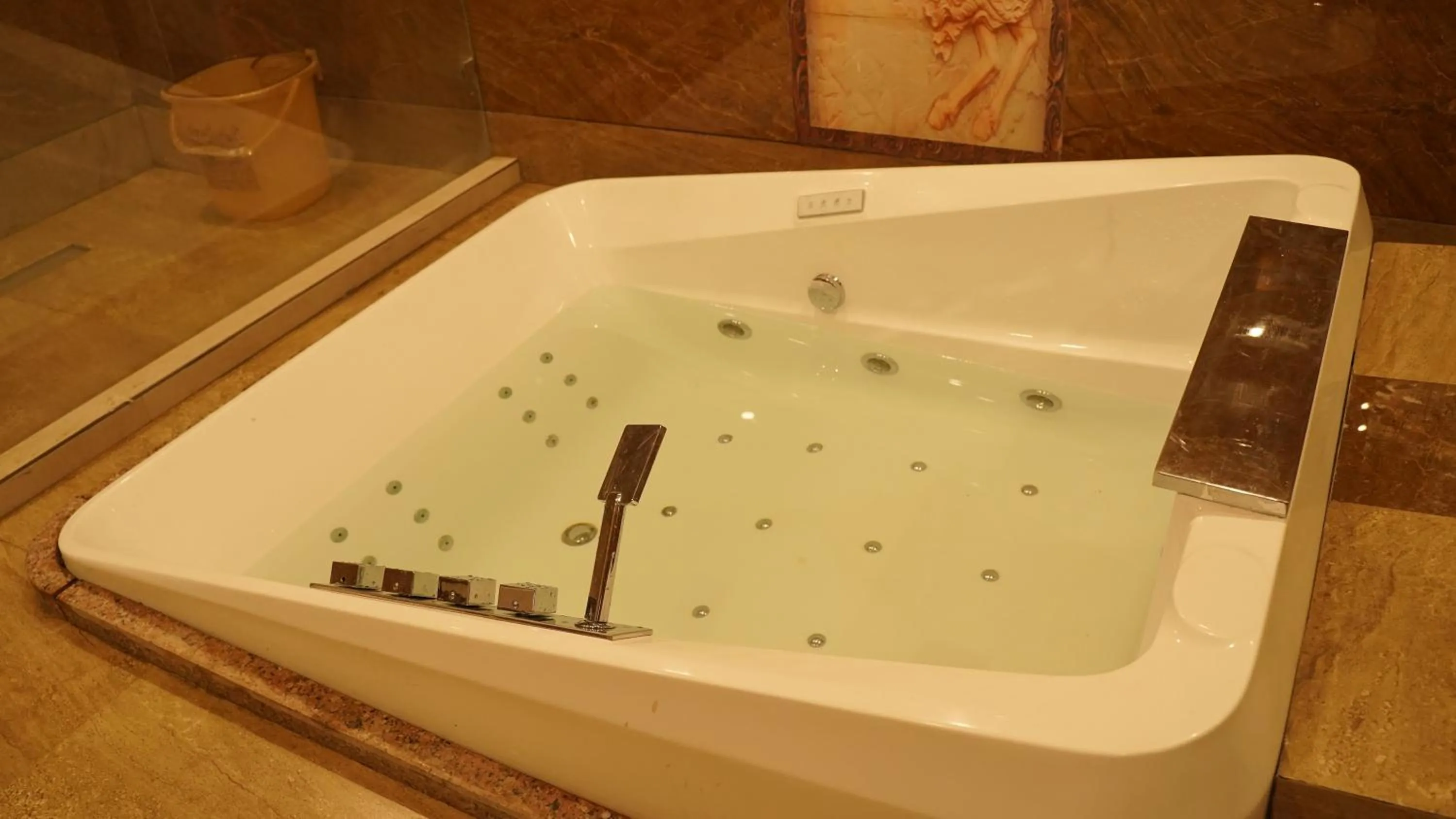 Bathroom in Hotel Saheb's Castle - Best Mountain View & Jacuzzi Suites, McLeodganj