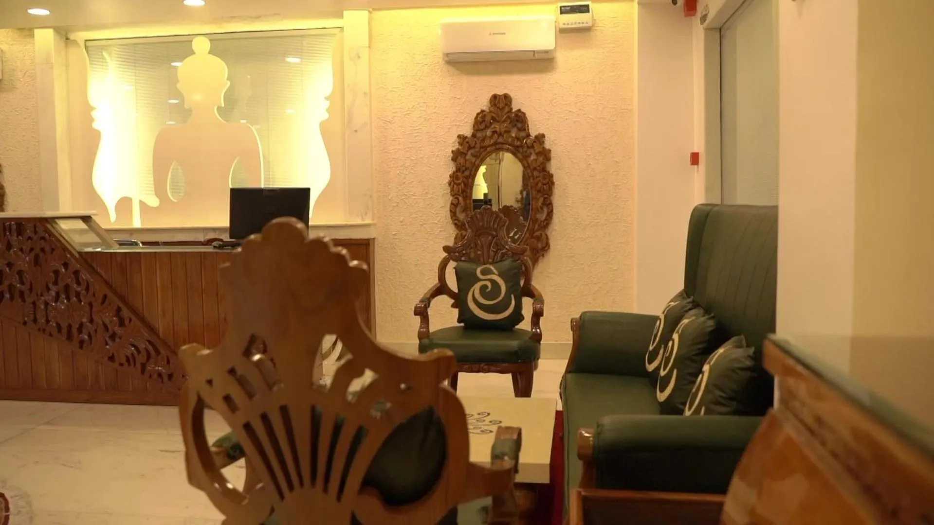 Lobby or reception in Hotel Saheb's Castle - Best Mountain View & Jacuzzi Suites, McLeodganj