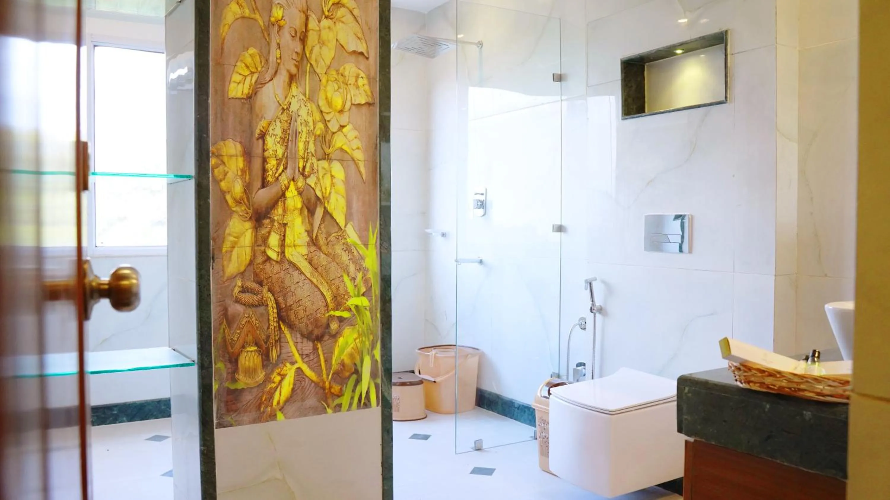 Bathroom in Hotel Saheb's Castle - Best Mountain View & Jacuzzi Suites, McLeodganj