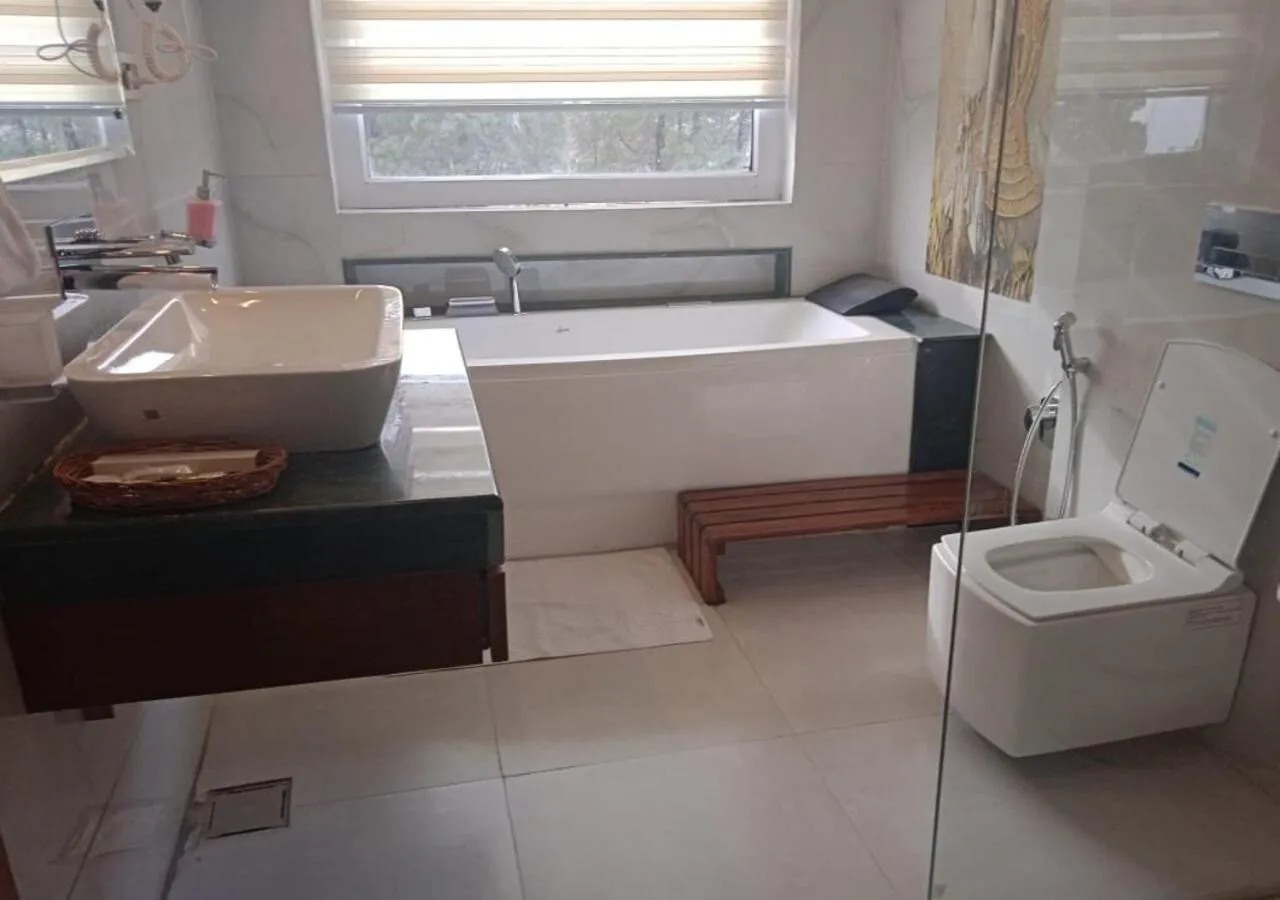 Bathroom in Hotel Saheb's Castle - Best Mountain View & Jacuzzi Suites, McLeodganj