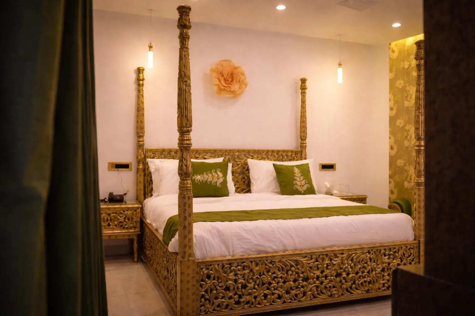 Bedroom, Bed in Hotel Saheb's Castle - Best Mountain View & Jacuzzi Suites, McLeodganj
