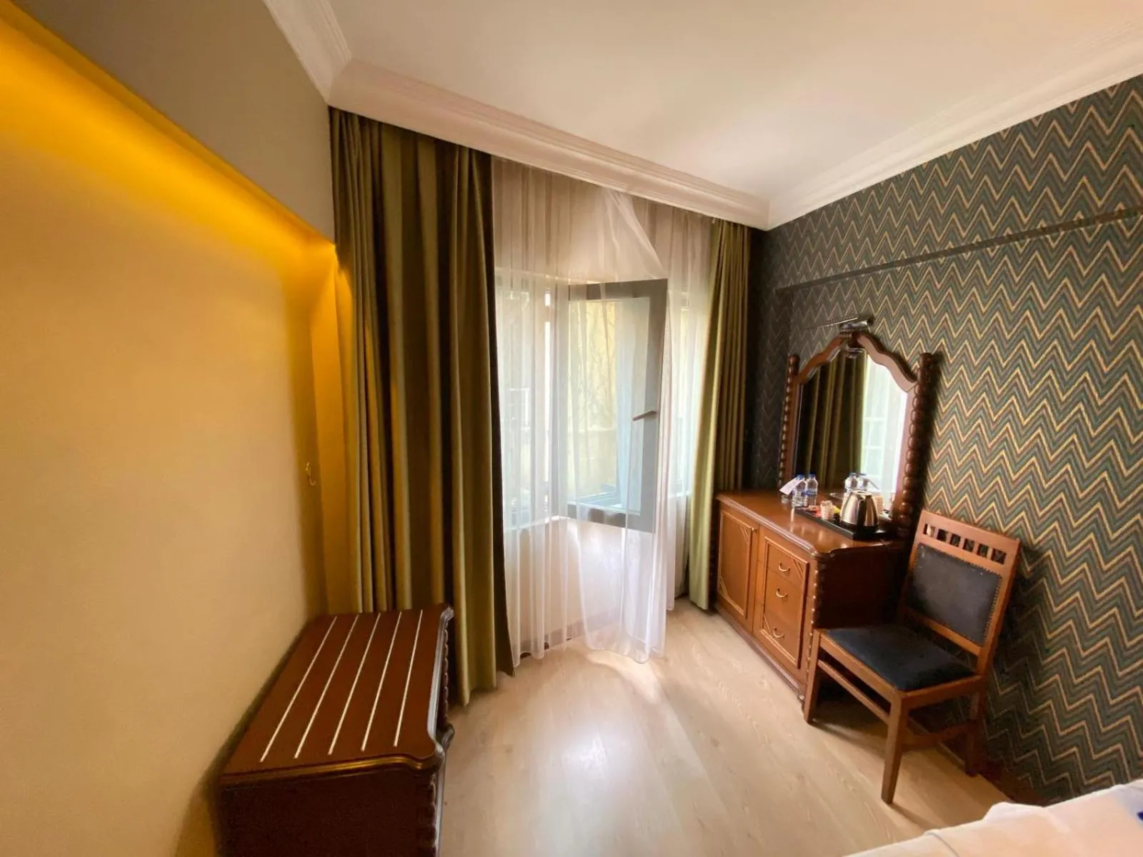 Communal lounge/ TV room, Bed in Hotel Büyük Levent