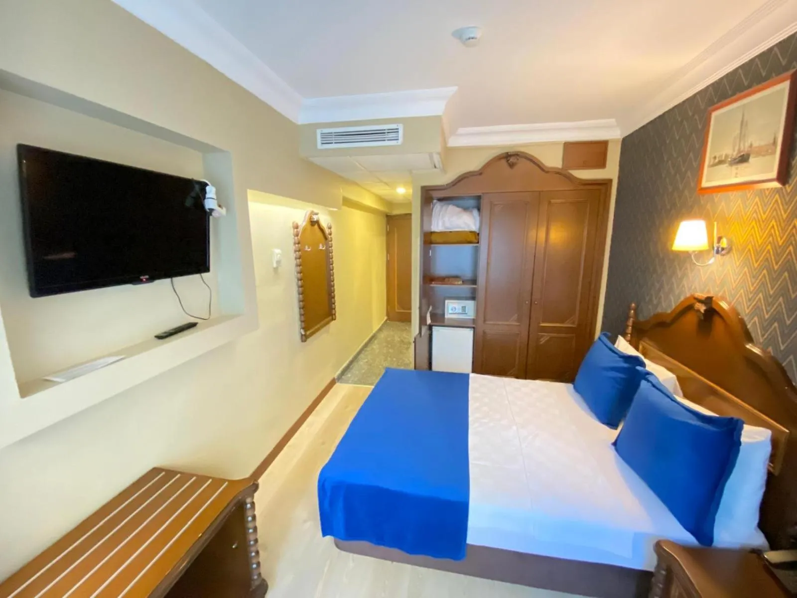 Communal lounge/ TV room, Bed in Hotel Büyük Levent