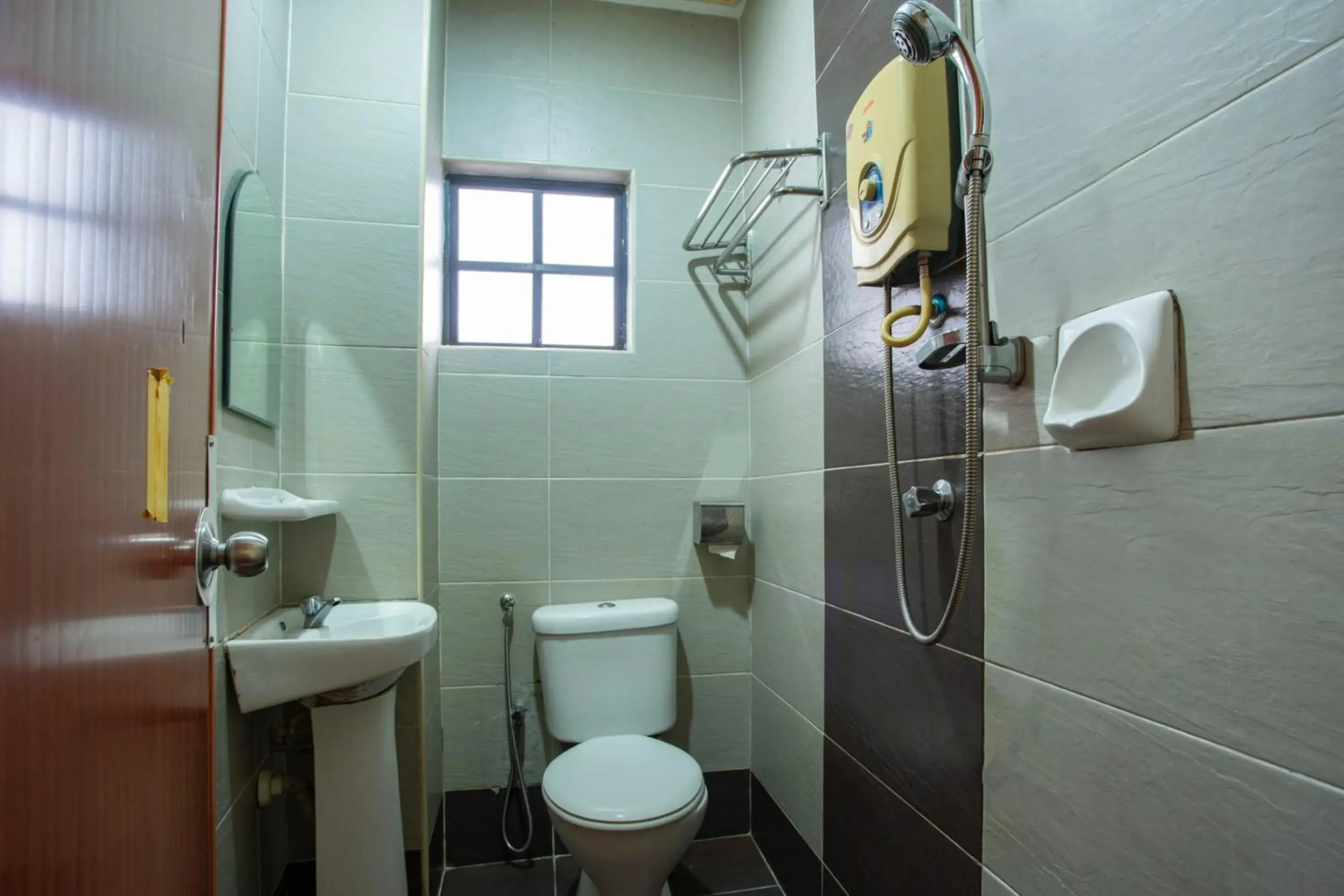 Bathroom in OYO 90160 Kl City Lodge