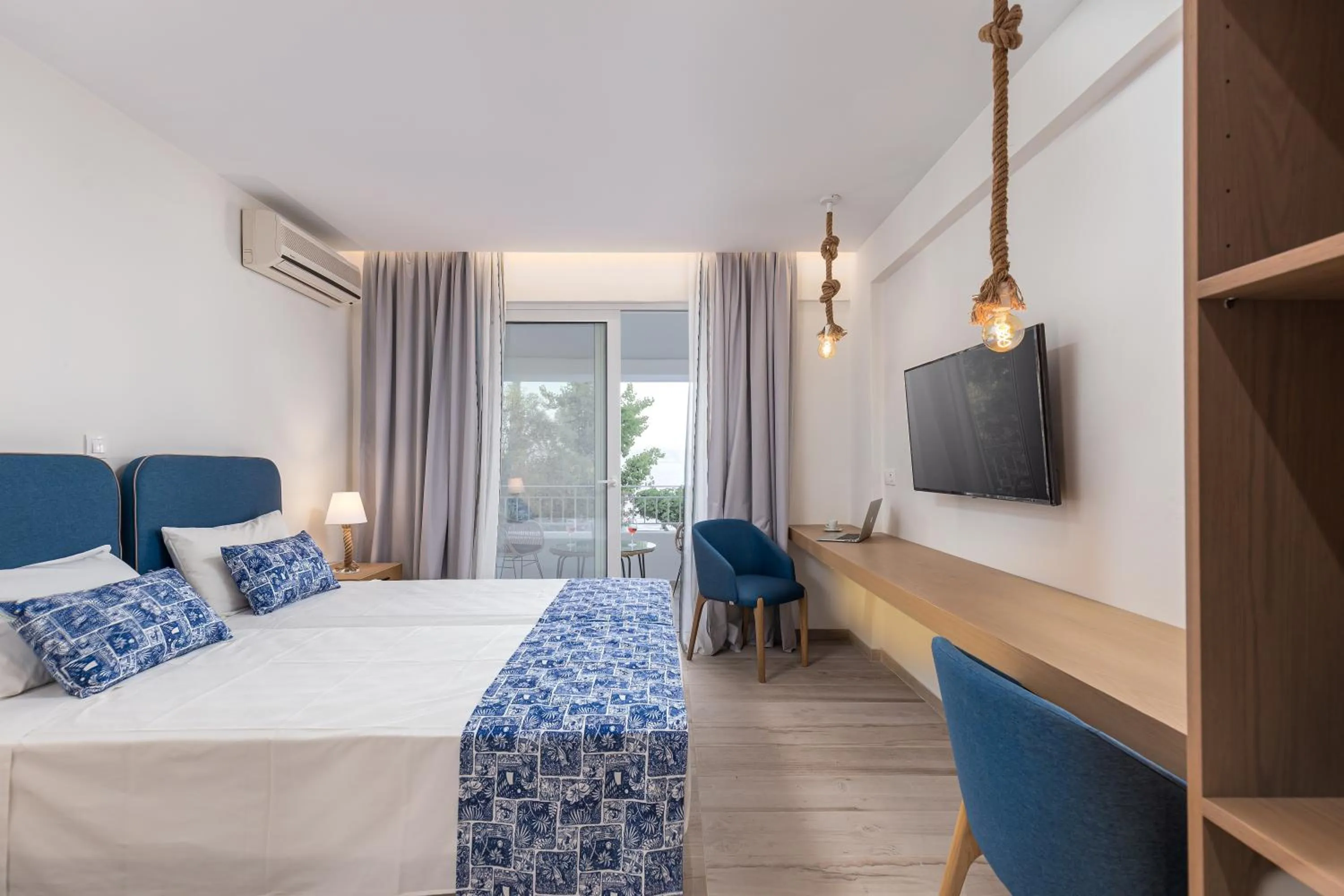 Photo of the whole room, Bed in Sirocco Hotel