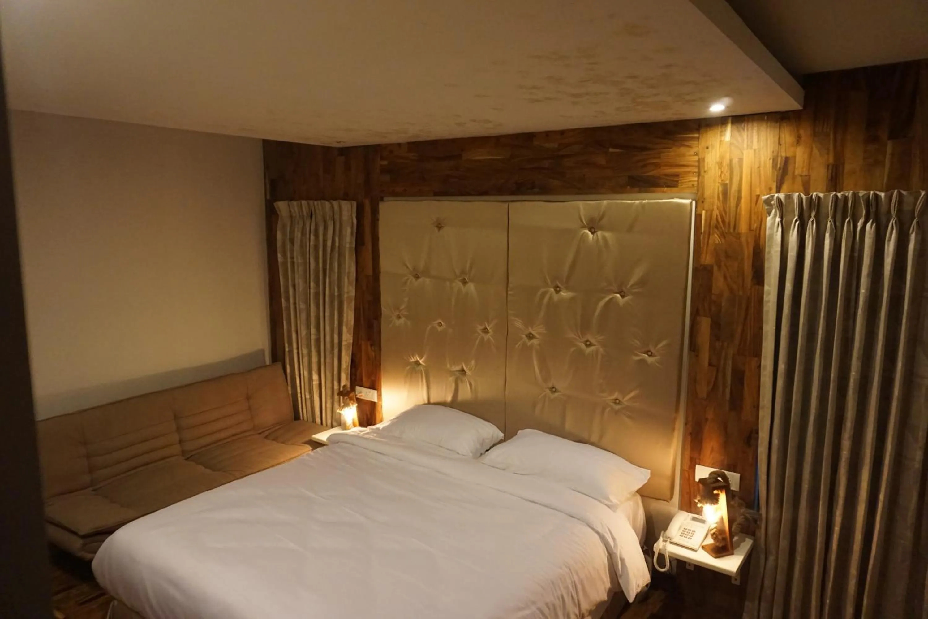 Bed in COTTAGES BY THE CREEK.