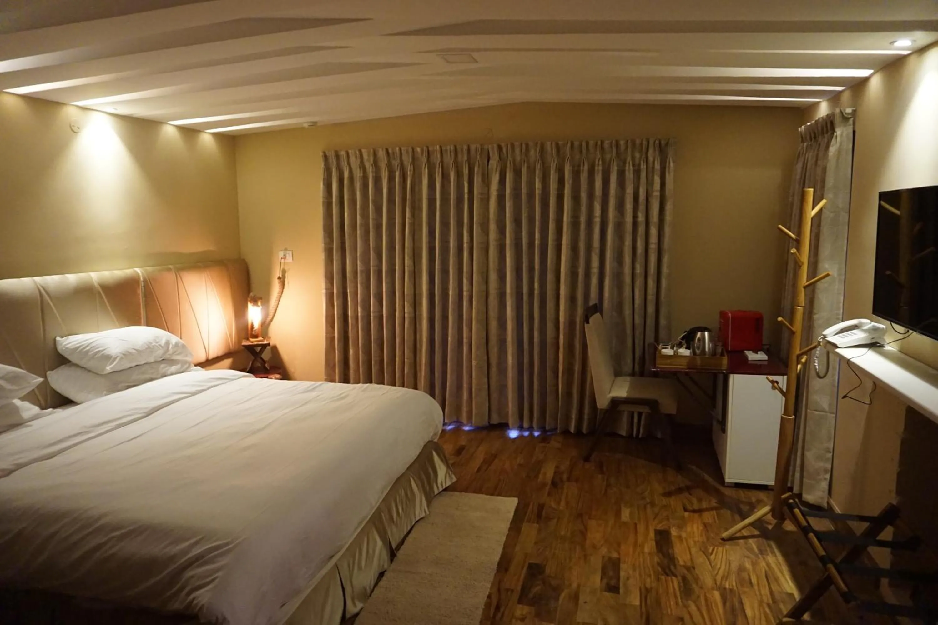 Photo of the whole room, Bed in COTTAGES BY THE CREEK.