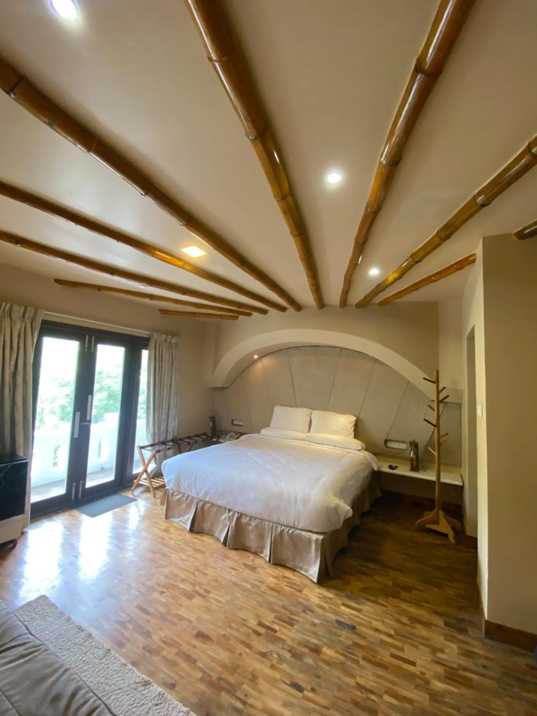 Deluxe Double Room with Balcony in COTTAGES BY THE CREEK. Deluxe Double Room with Balcony in COTTAGES BY THE CREEK.