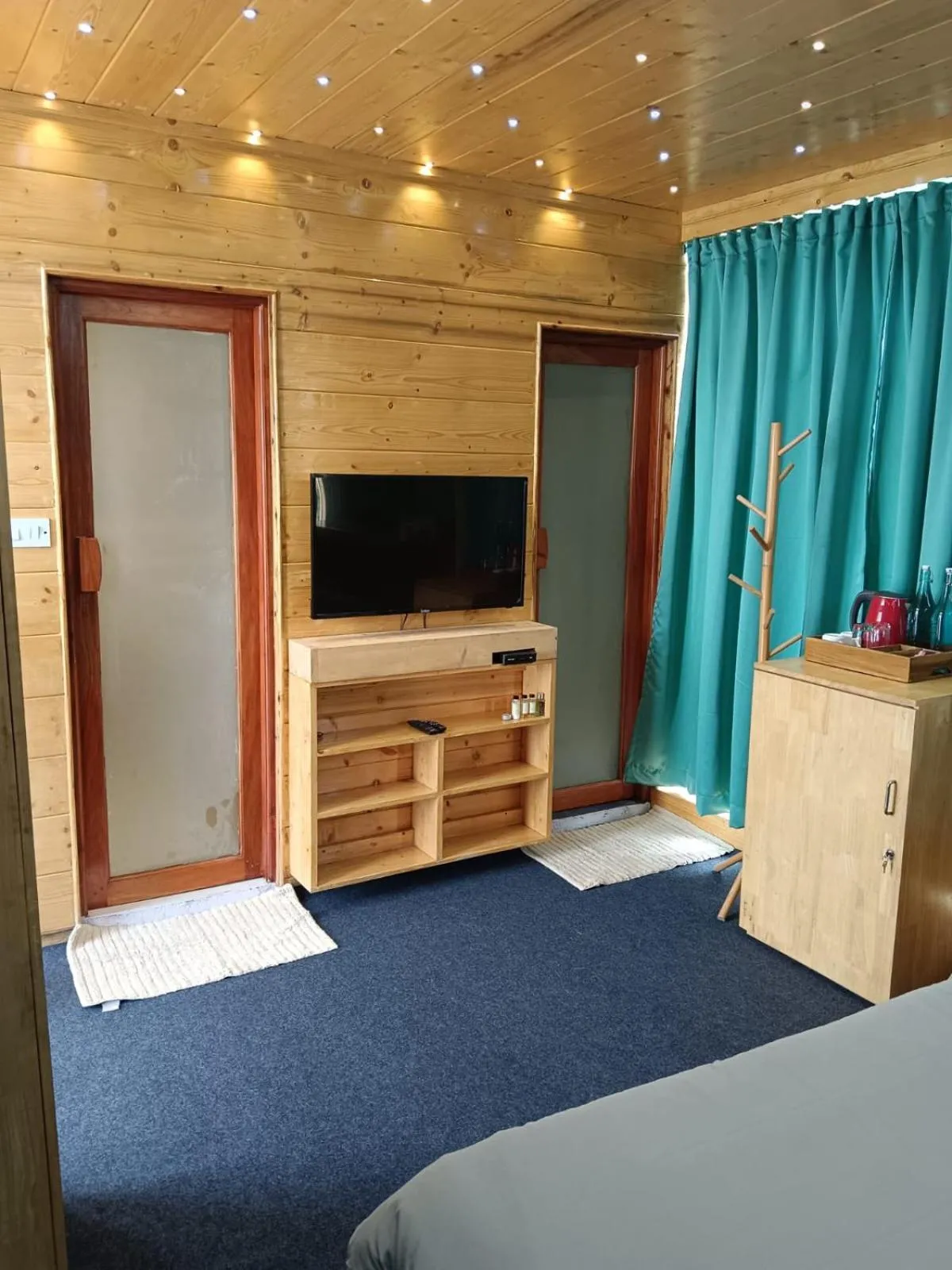 TV and multimedia, Bed in COTTAGES BY THE CREEK.
