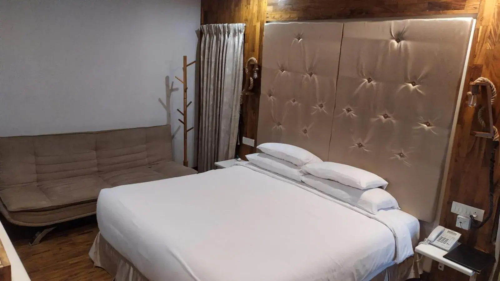 Deluxe King Room in COTTAGES BY THE CREEK. Deluxe King Room in COTTAGES BY THE CREEK.