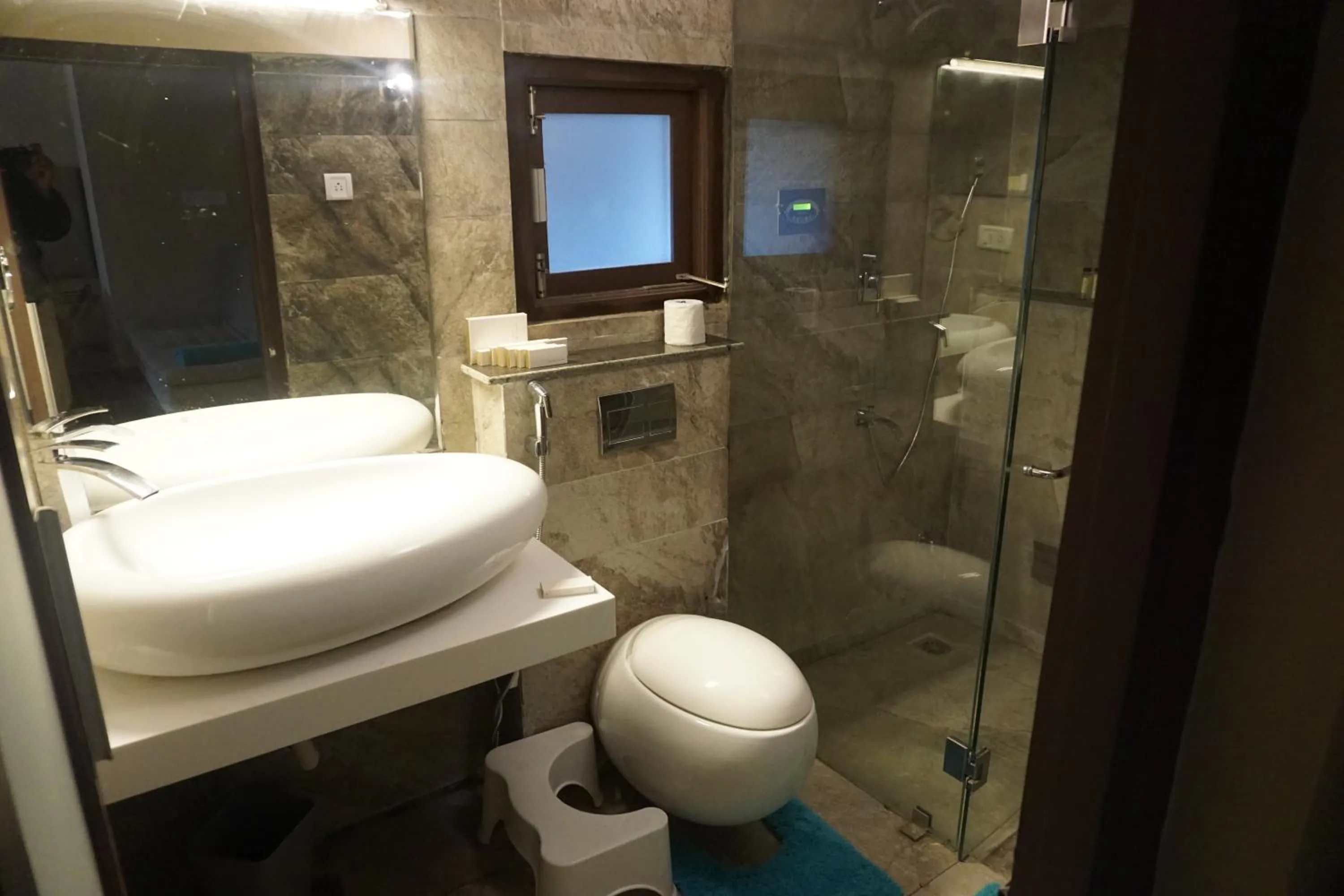 Shower in COTTAGES BY THE CREEK.