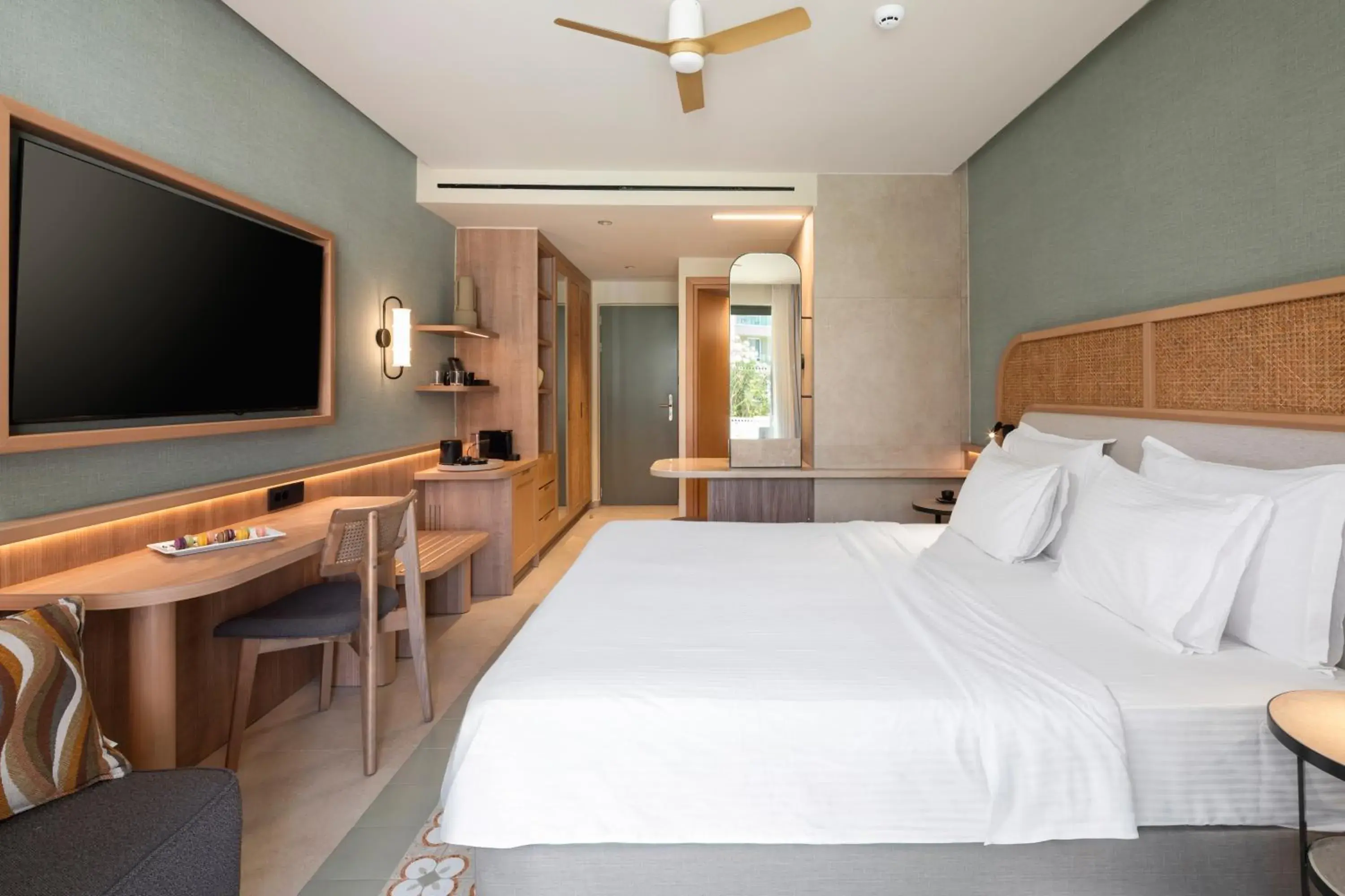 Photo of the whole room, Bed in SENTIDO Apollo Palace Photo of the whole room, Bed in SENTIDO Apollo Palace