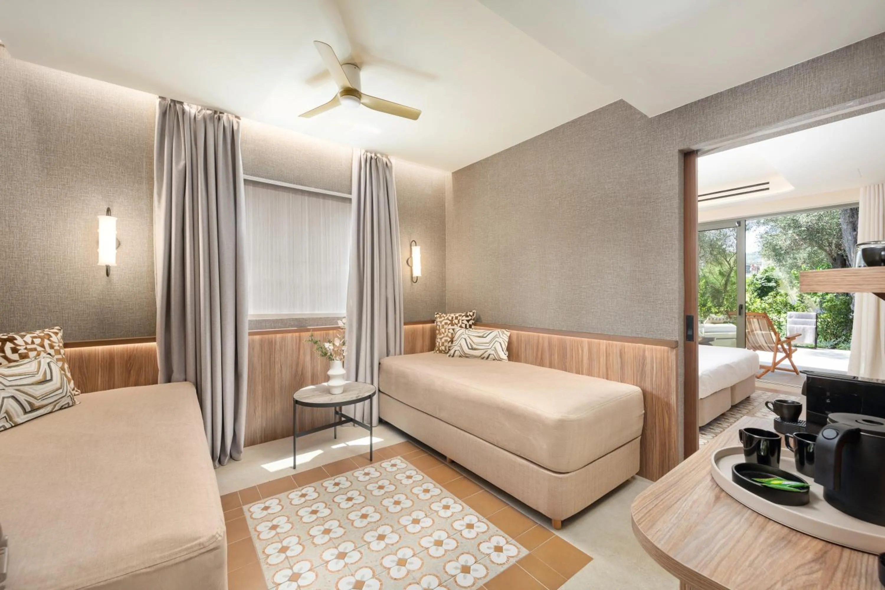 Living room, Bed in SENTIDO Apollo Palace