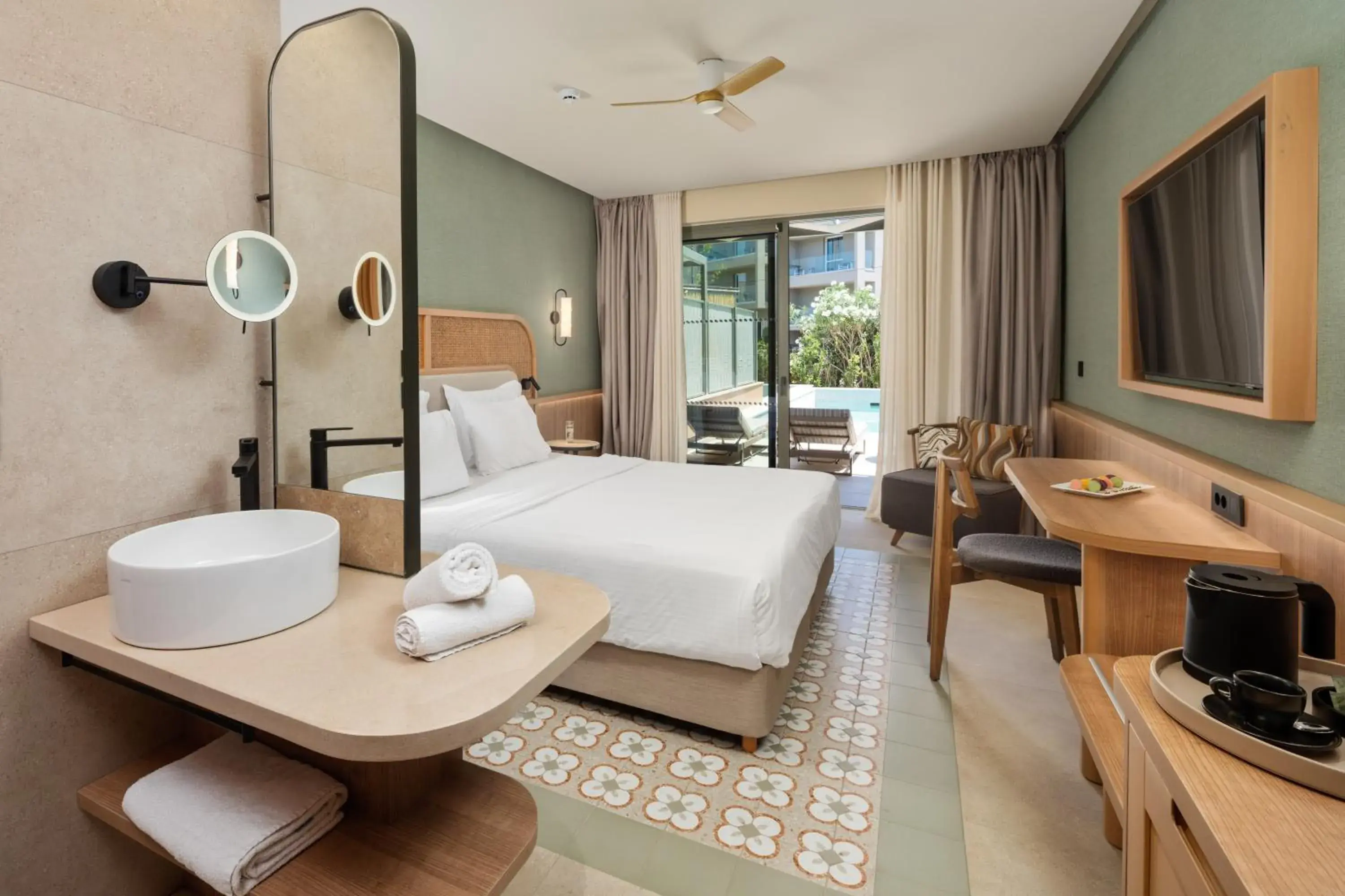 Photo of the whole room, Bed in SENTIDO Apollo Palace Photo of the whole room, Bed in SENTIDO Apollo Palace