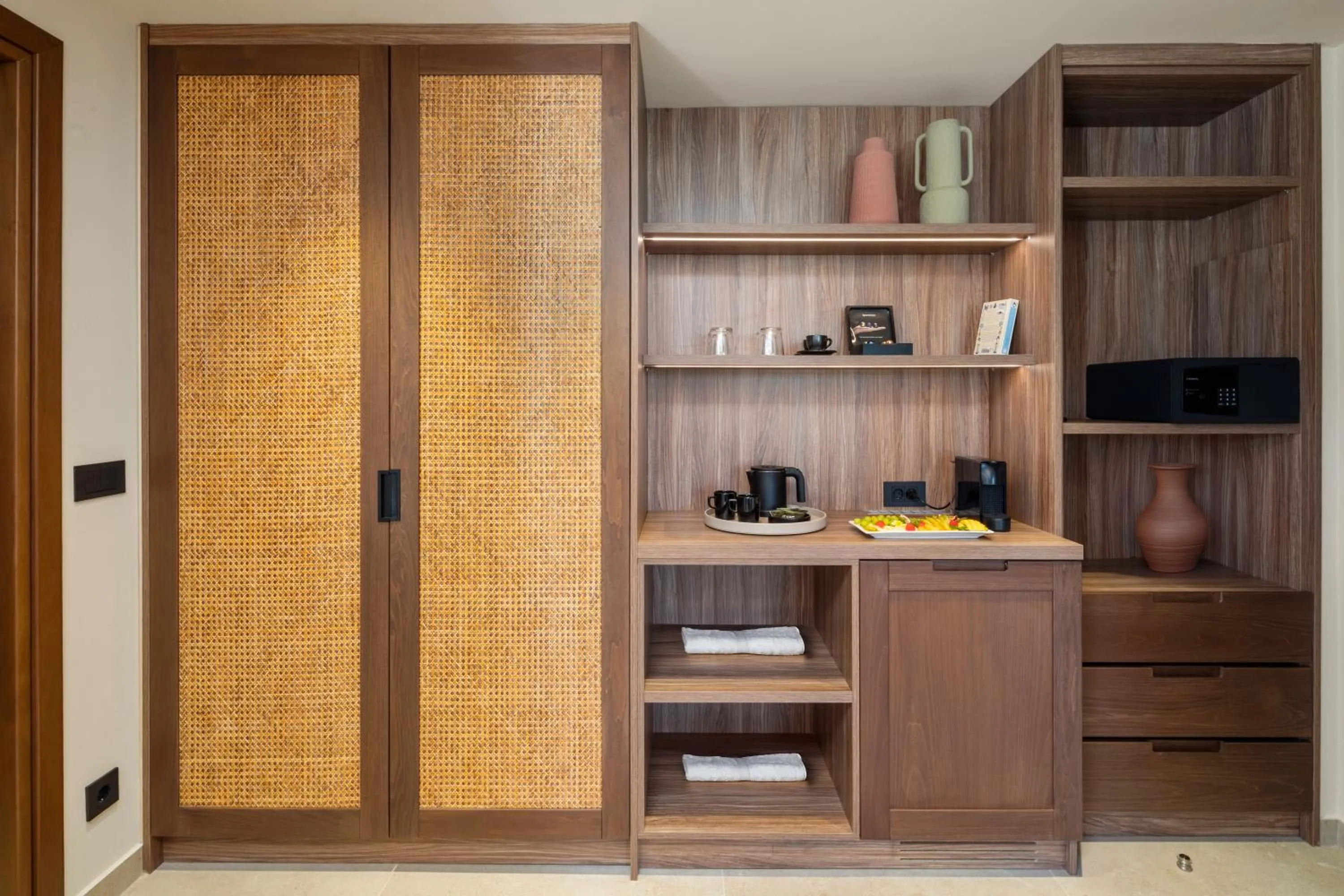 wardrobe in SENTIDO Apollo Palace