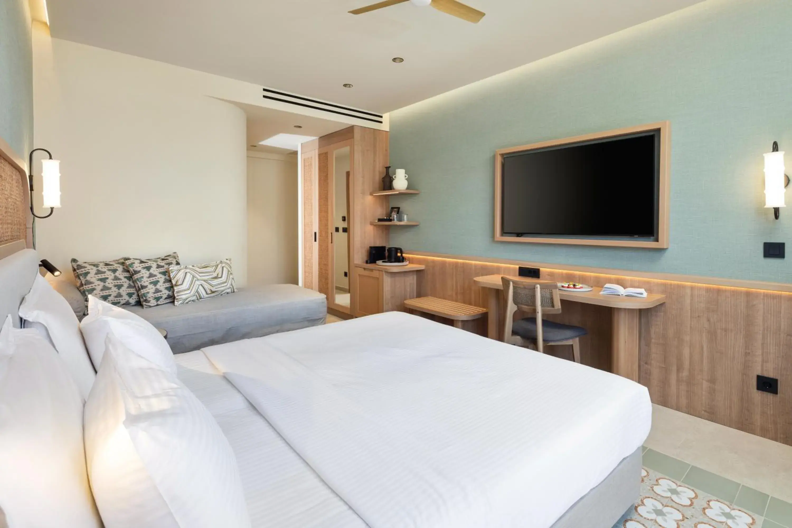 Photo of the whole room, Bed in SENTIDO Apollo Palace Photo of the whole room, Bed in SENTIDO Apollo Palace