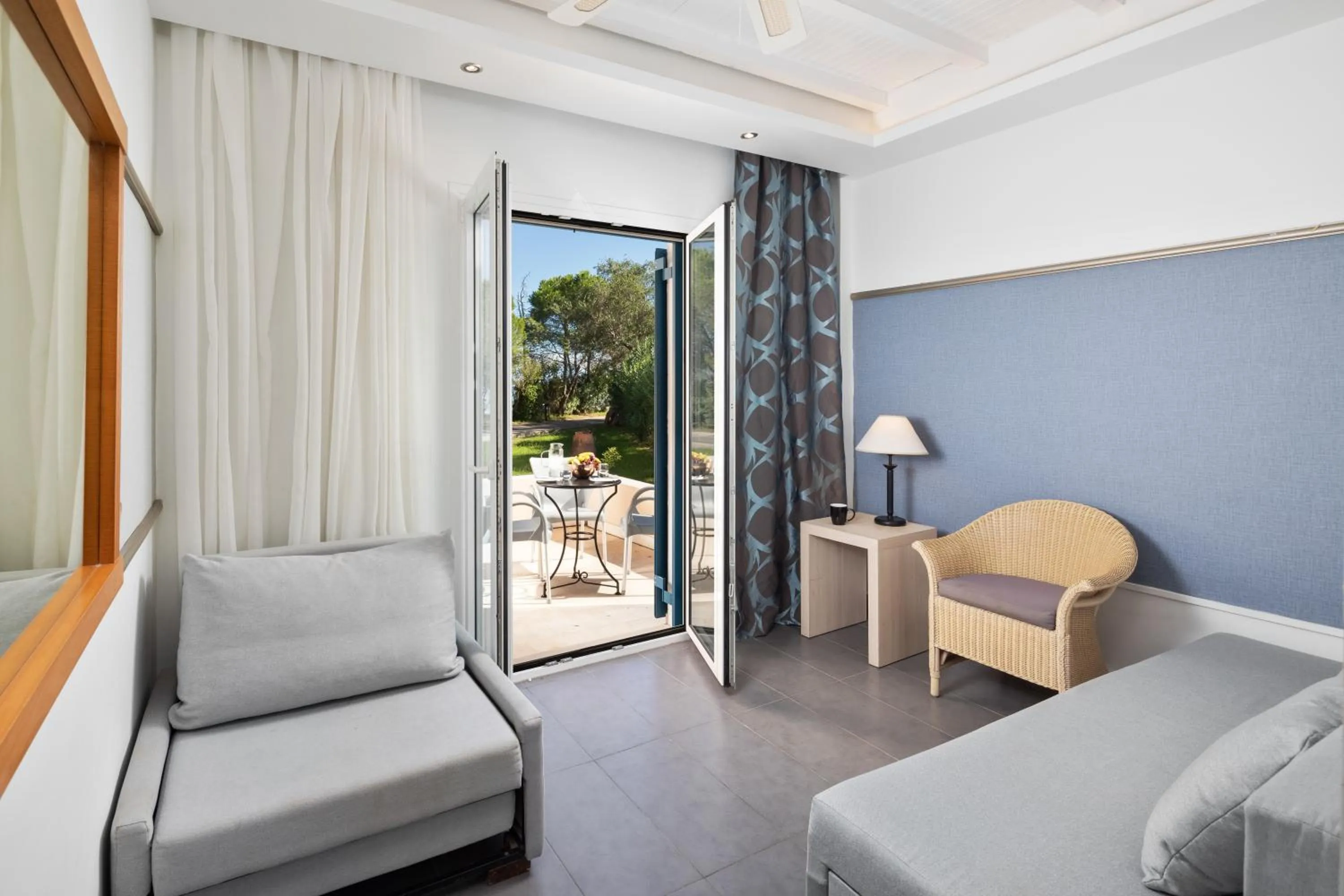 Living room, Bed in SENTIDO Apollo Palace