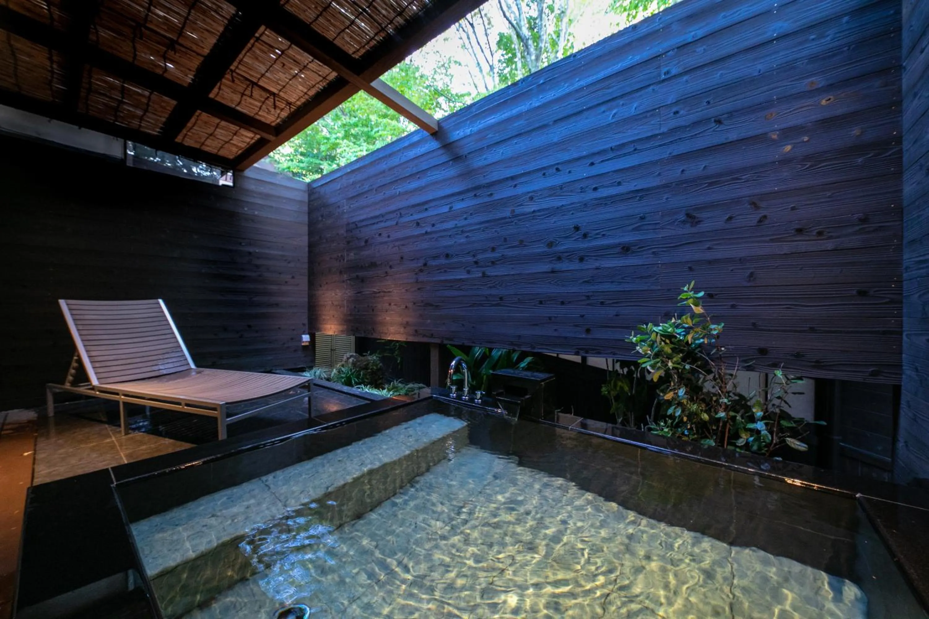 Hot Spring Bath in Saigakukan