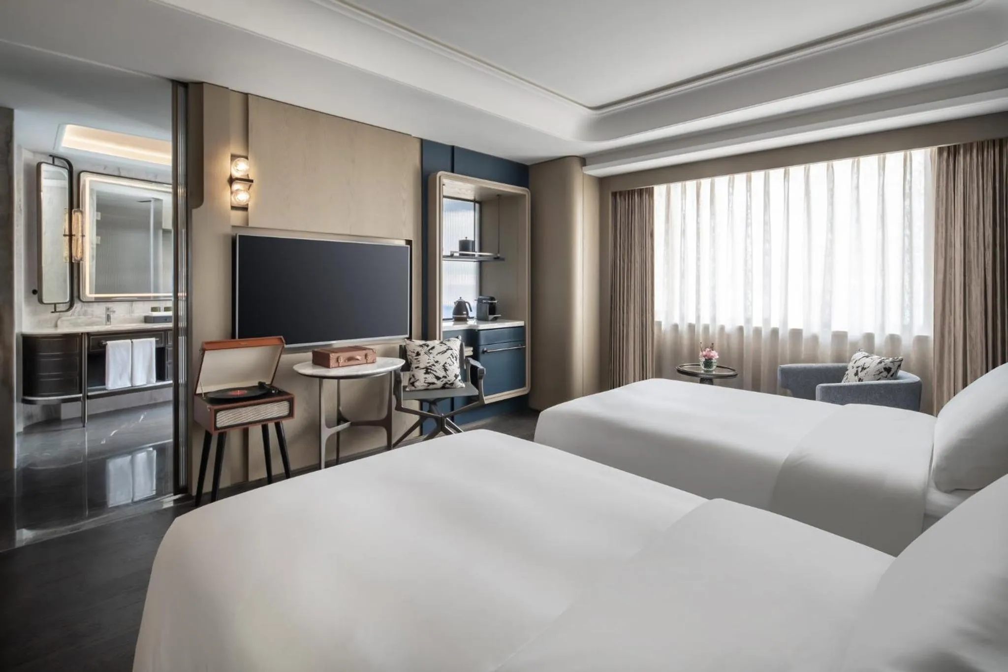 Photo of the whole room, Bed in Hangzhou Wulin GDA Hotel, Vignette Collection - Nearby the iconic Wulin Square, with only a few minutes' walk to the West Lake