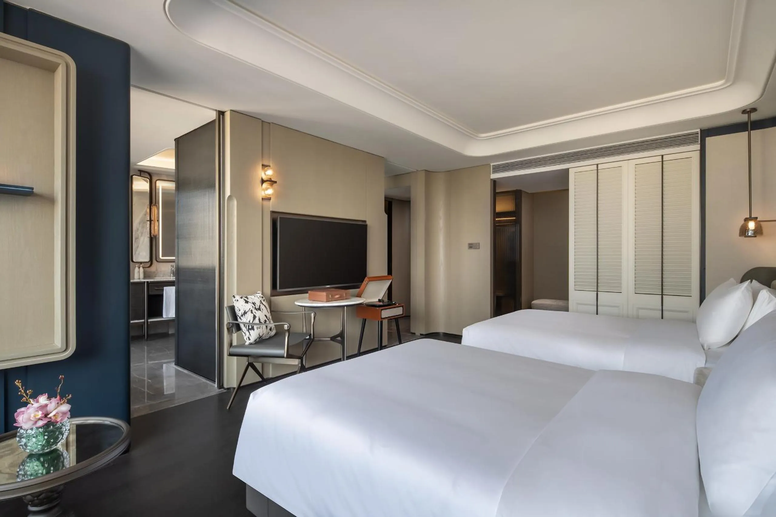 Photo of the whole room, Bed in Hangzhou Wulin GDA Hotel, Vignette Collection - Nearby the iconic Wulin Square, with only a few minutes' walk to the West Lake