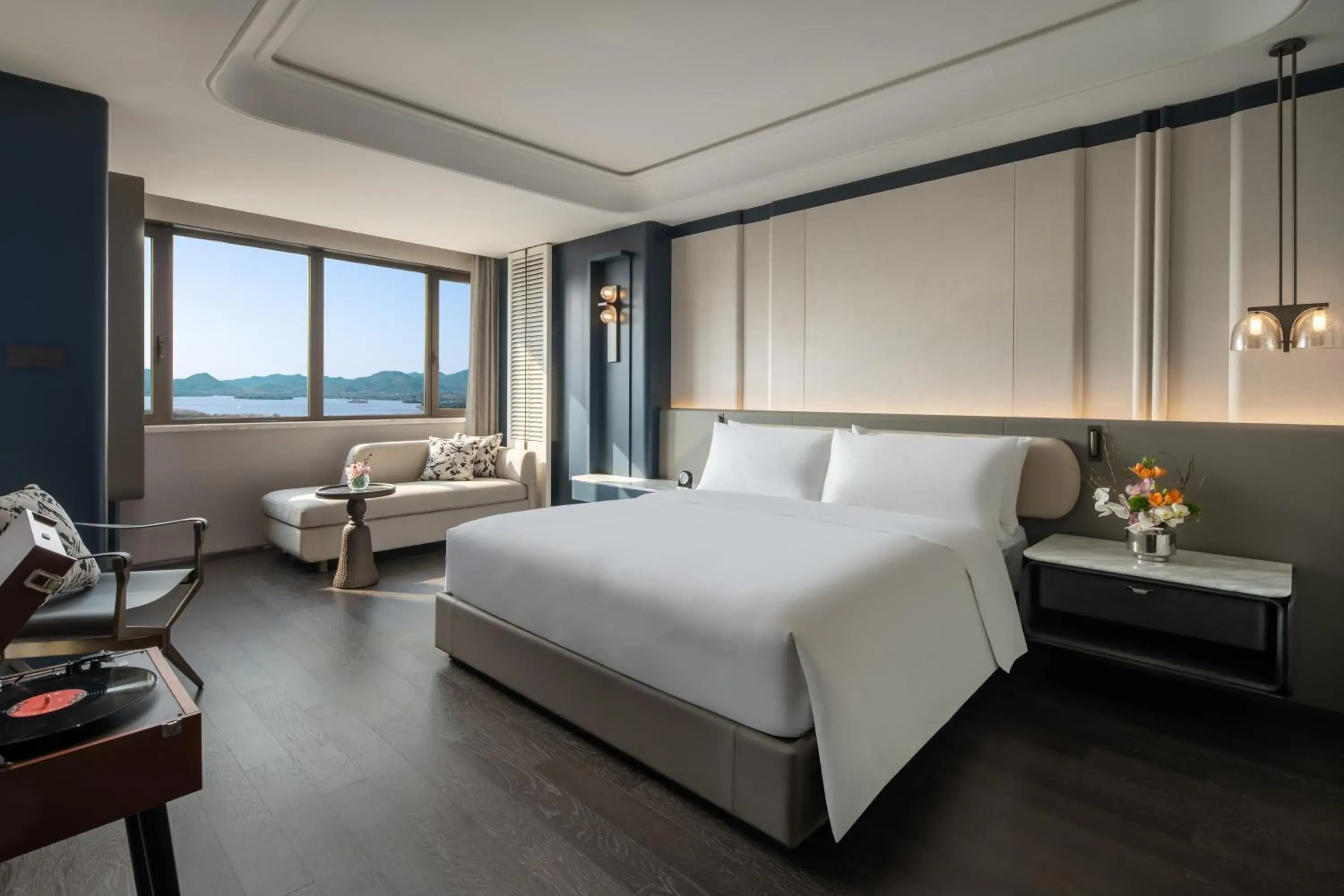Bed in Hangzhou Wulin GDA Hotel, Vignette Collection - Nearby the iconic Wulin Square, with only a few minutes' walk to the West Lake Bed in Hangzhou Wulin GDA Hotel, Vignette Collection - Nearby the iconic Wulin Square, with only a few minutes' walk to the West Lake