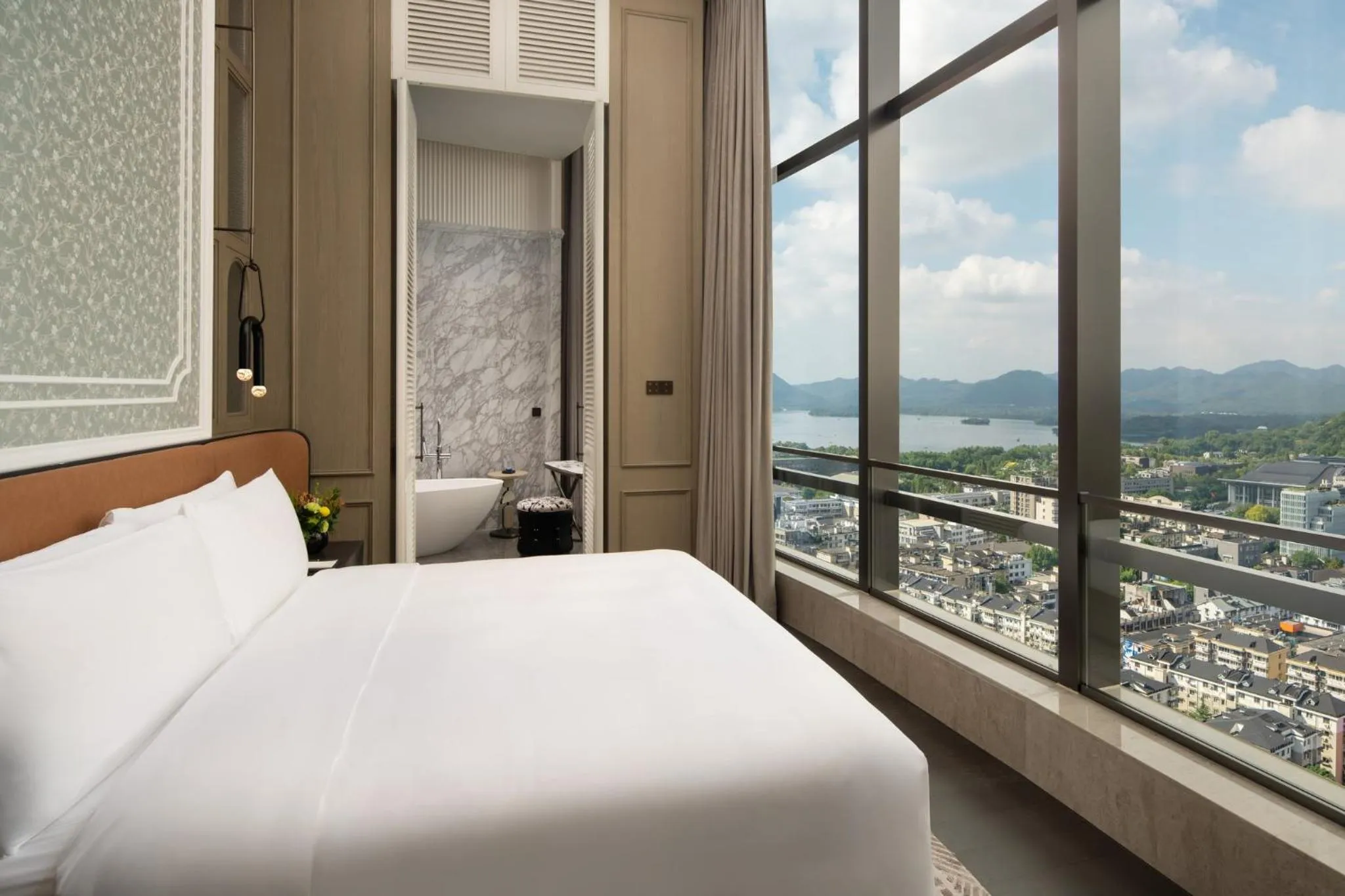 Photo of the whole room, Bed in Hangzhou Wulin GDA Hotel, Vignette Collection - Nearby the iconic Wulin Square, with only a few minutes' walk to the West Lake