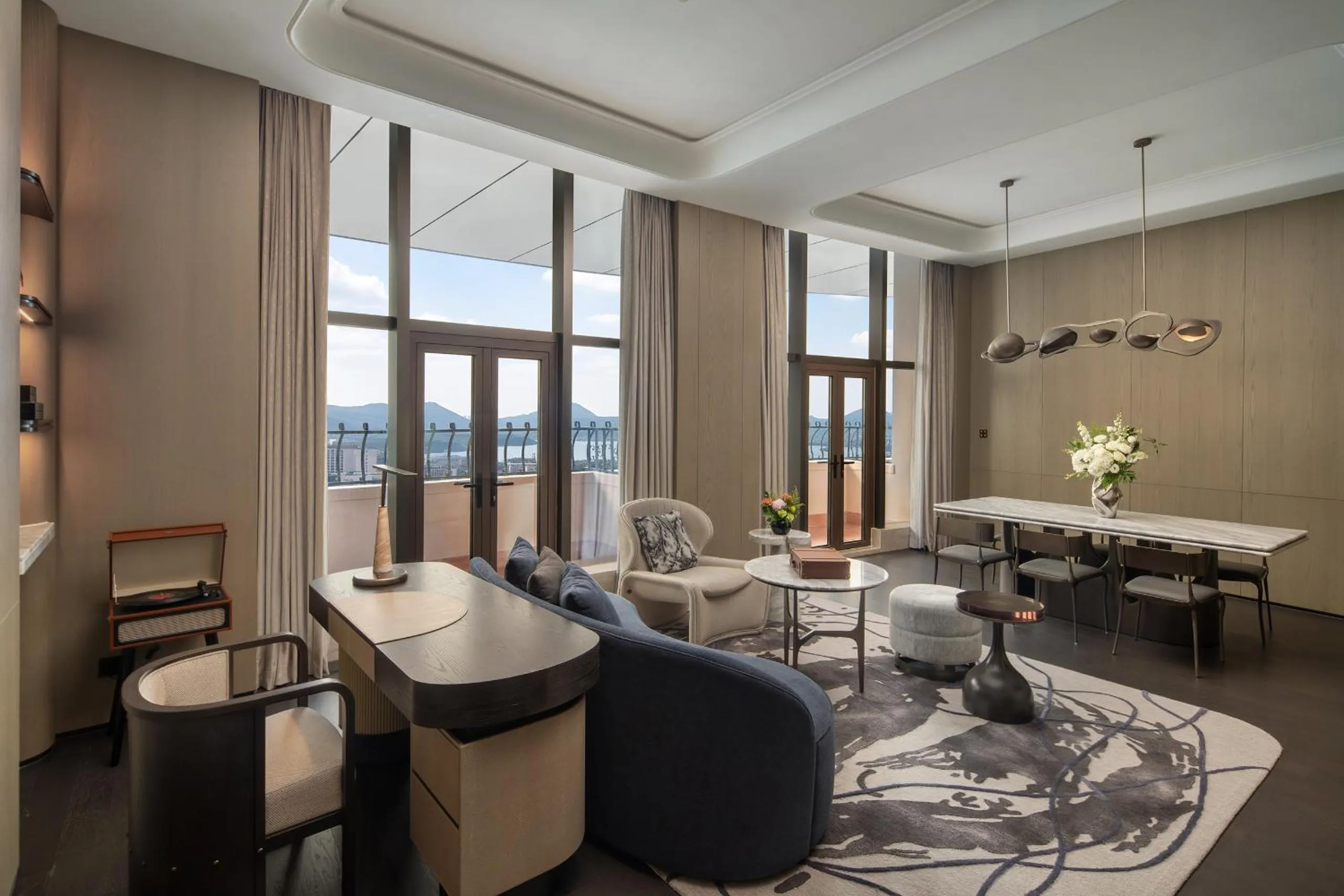 Living room in Hangzhou Wulin GDA Hotel, Vignette Collection - Nearby the iconic Wulin Square, with only a few minutes' walk to the West Lake