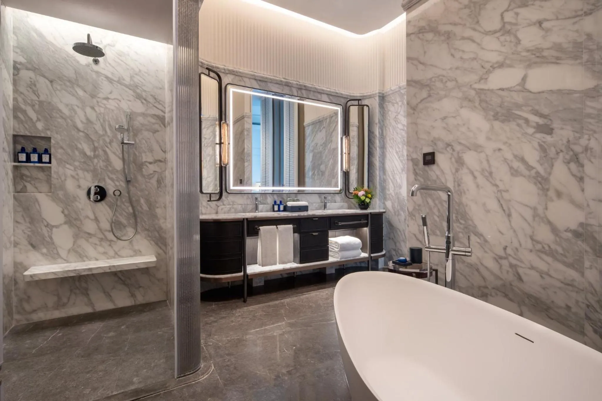 Photo of the whole room in InterContinental Hangzhou Wulin by IHG