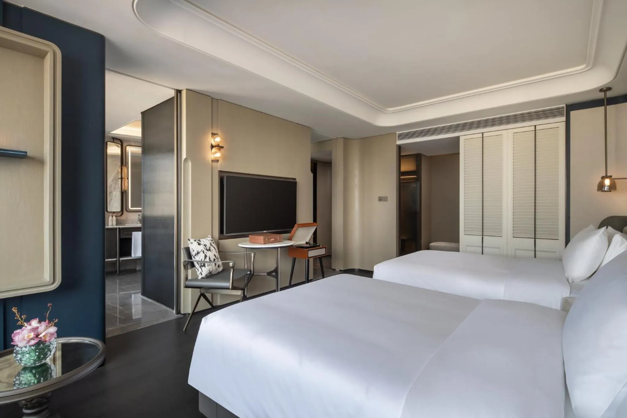 Photo of the whole room, Bed in Hangzhou Wulin GDA Hotel, Vignette Collection - Nearby the iconic Wulin Square, with only a few minutes' walk to the West Lake