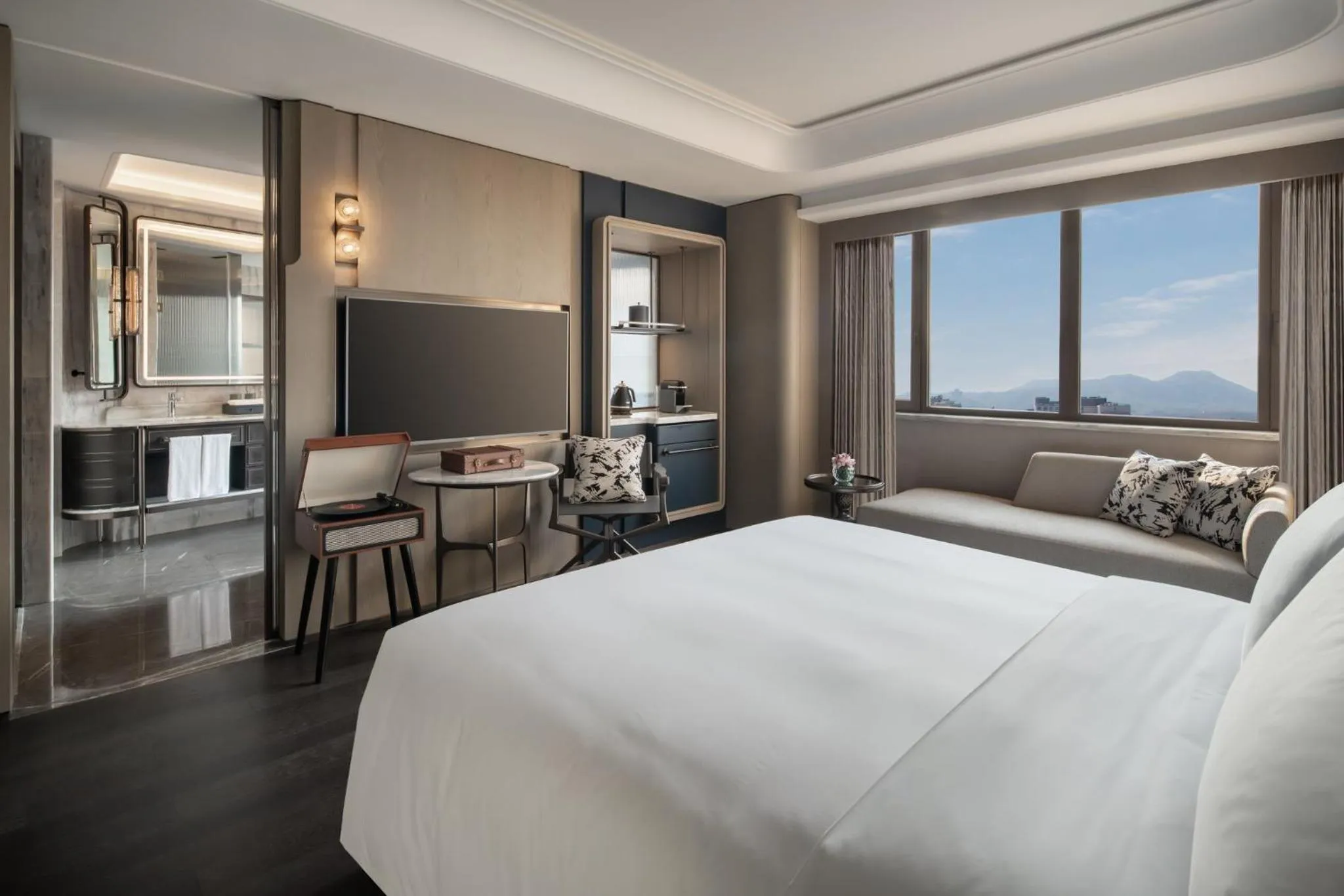 Photo of the whole room, Bed in Hangzhou Wulin GDA Hotel, Vignette Collection - Nearby the iconic Wulin Square, with only a few minutes' walk to the West Lake