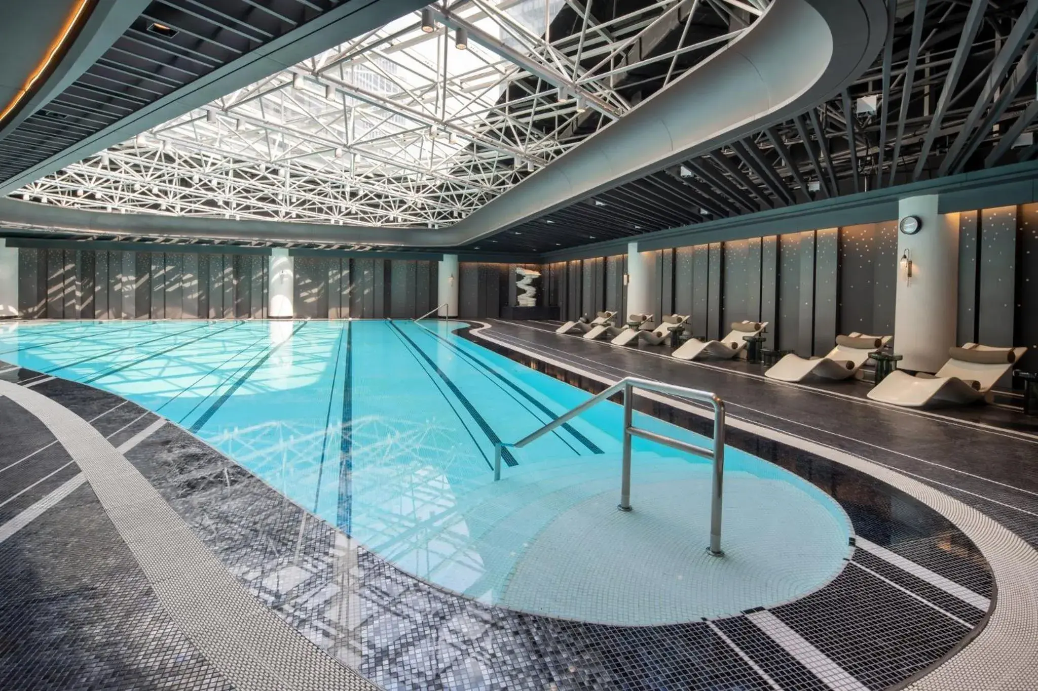 Swimming pool in Hangzhou Wulin GDA Hotel, Vignette Collection - Nearby the iconic Wulin Square, with only a few minutes' walk to the West Lake Swimming pool in Hangzhou Wulin GDA Hotel, Vignette Collection - Nearby the iconic Wulin Square, with only a few minutes' walk to the West Lake