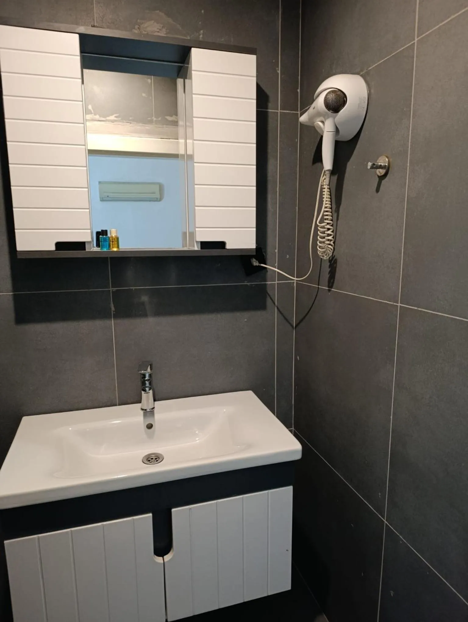 Bathroom in Ramona Kale