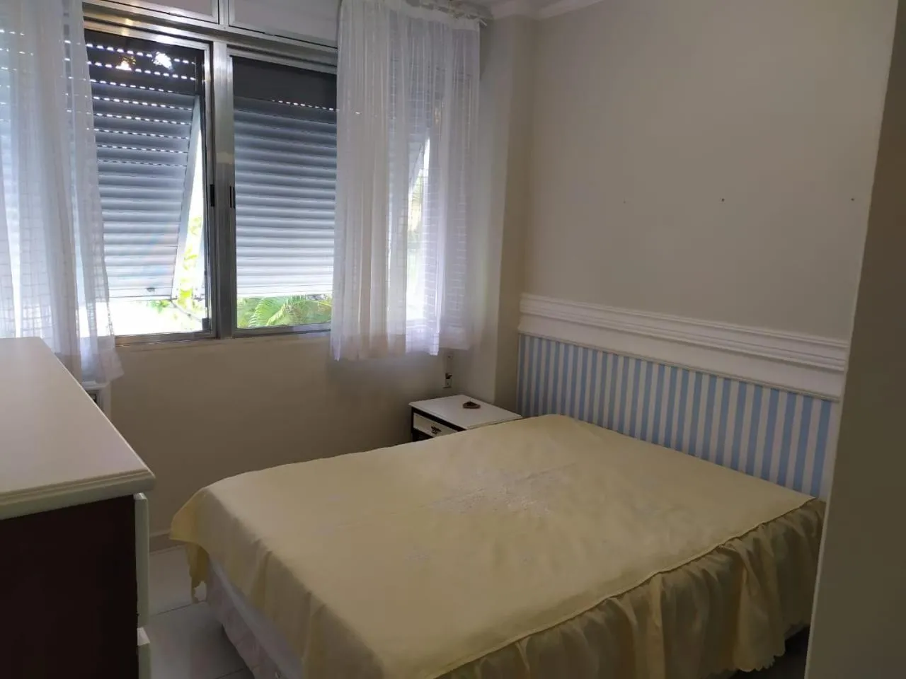 Photo of the whole room, Bed in Guarujá Enseada - Apto 200m da praia - 02 dorm. Wi-fi + AR + Estacionamento