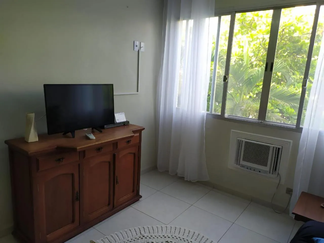 Guarujá Enseada - Apto 200m da praia - 02 dorm. Wi-fi + AR + Estacionamento